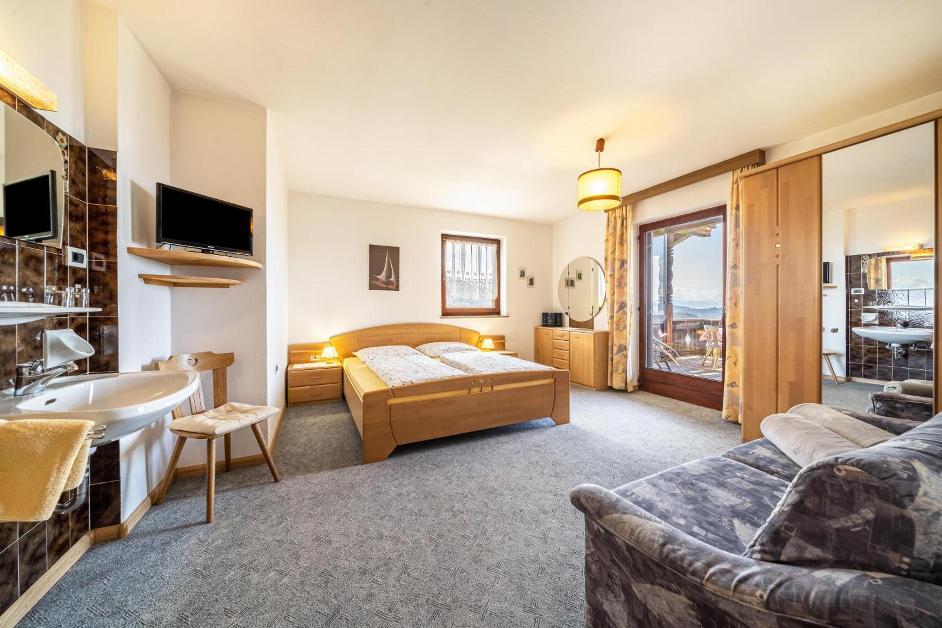 Two-Bedroom Deluxe Apartment with Garden View