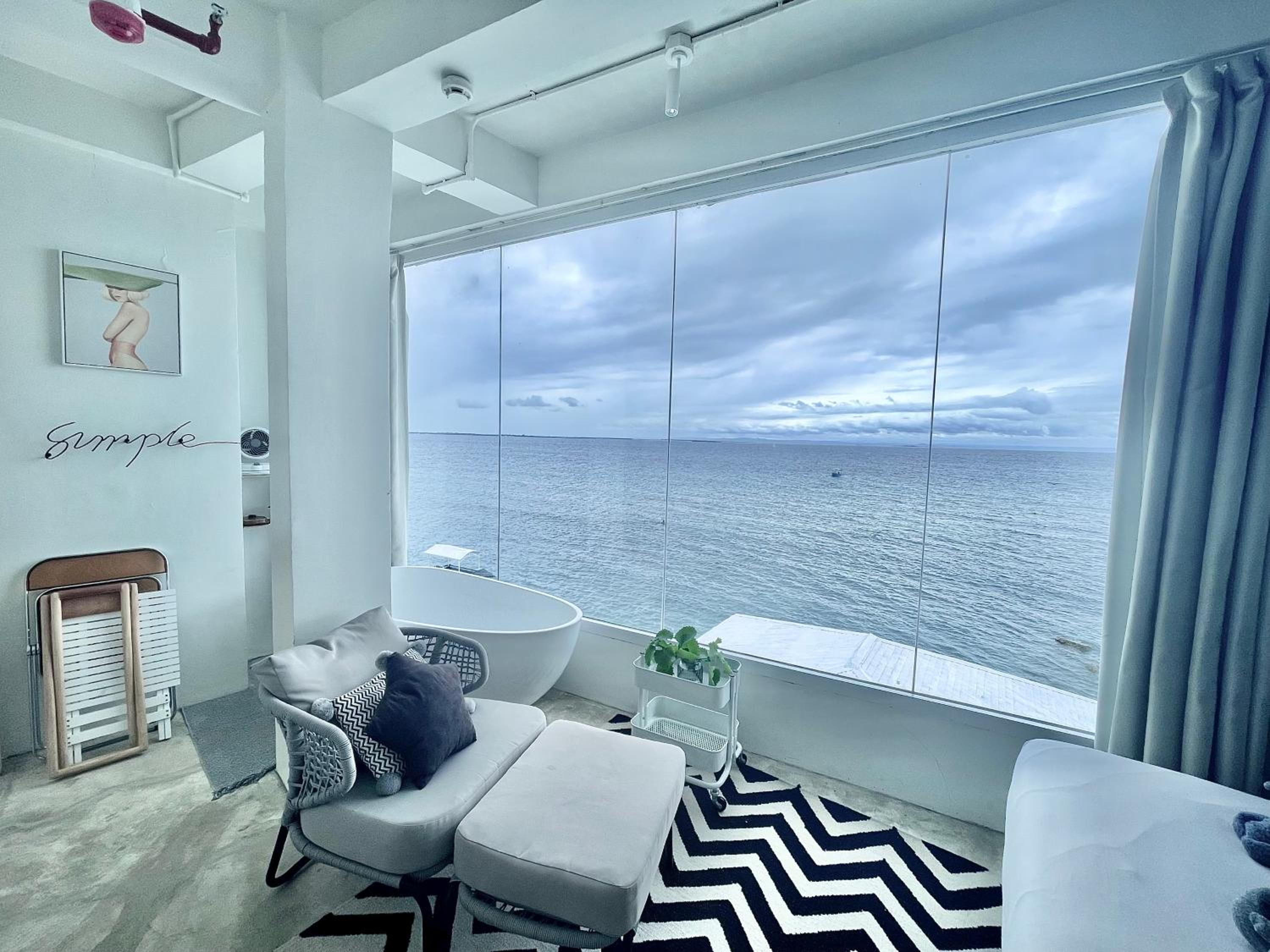 Deluxe Double Room with Side Sea View - Photo 13