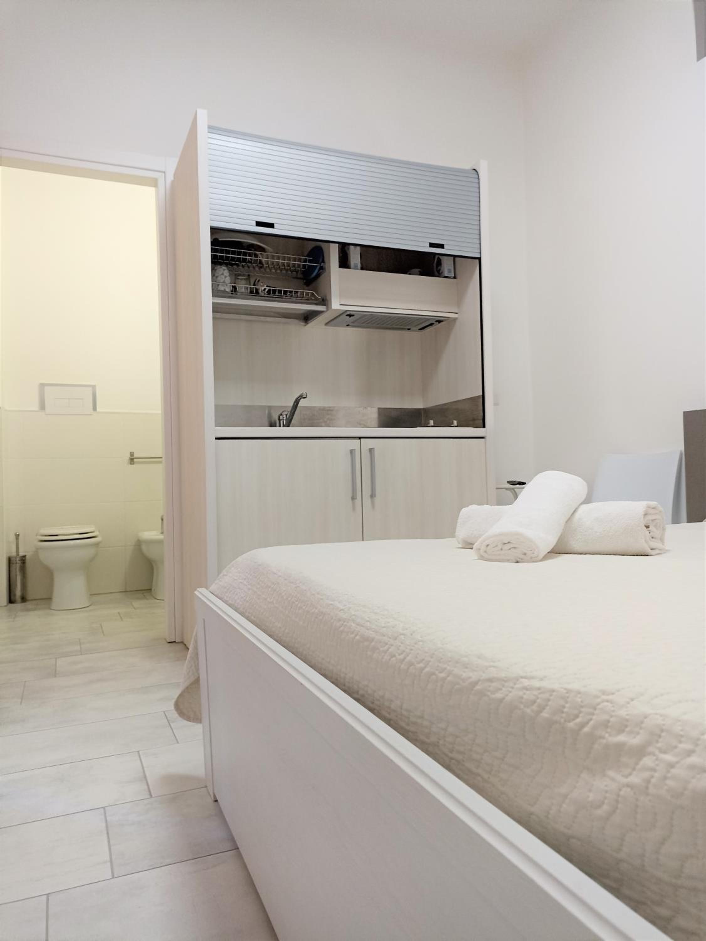 Double Room with Private Bathroom - Photo 31