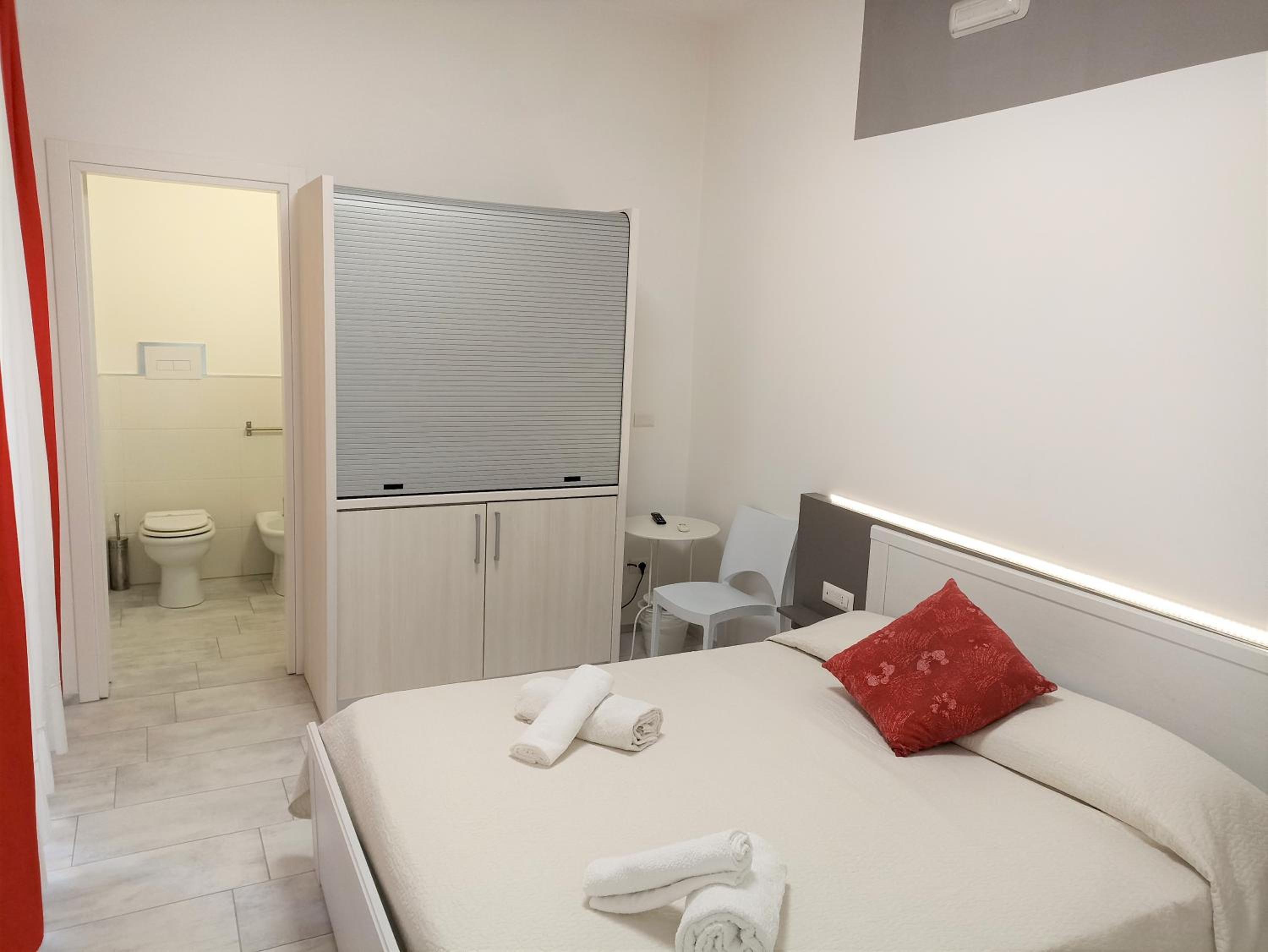 Double Room with Private Bathroom - Photo 73