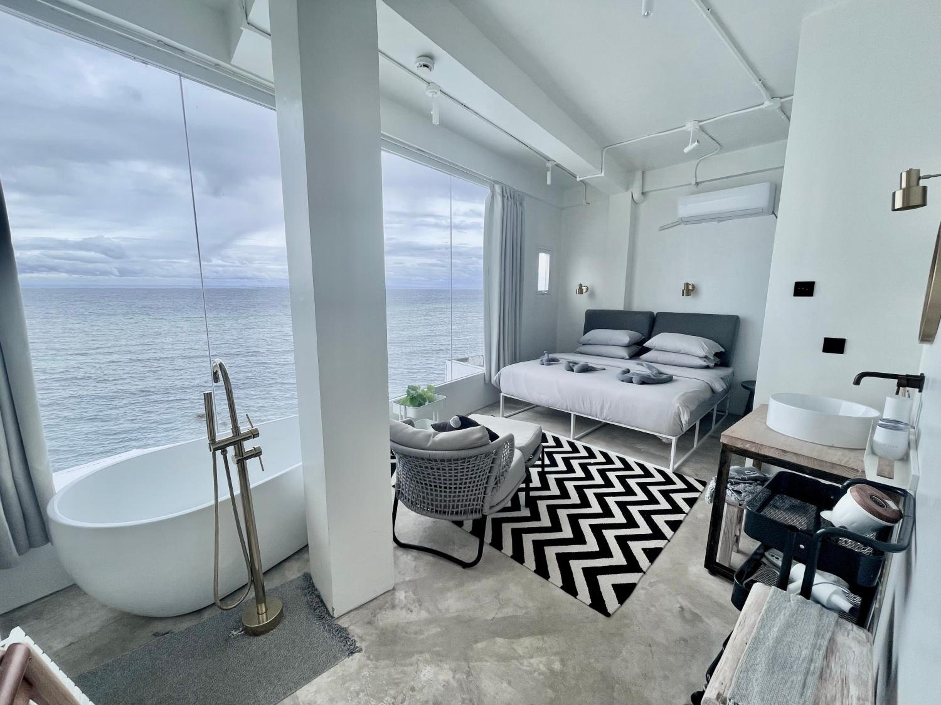 Deluxe Double Room with Side Sea View - Photo 1