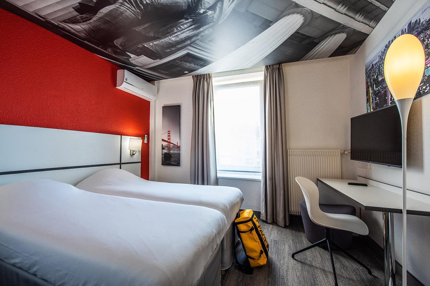 Standard Twin Room thumbnail 5