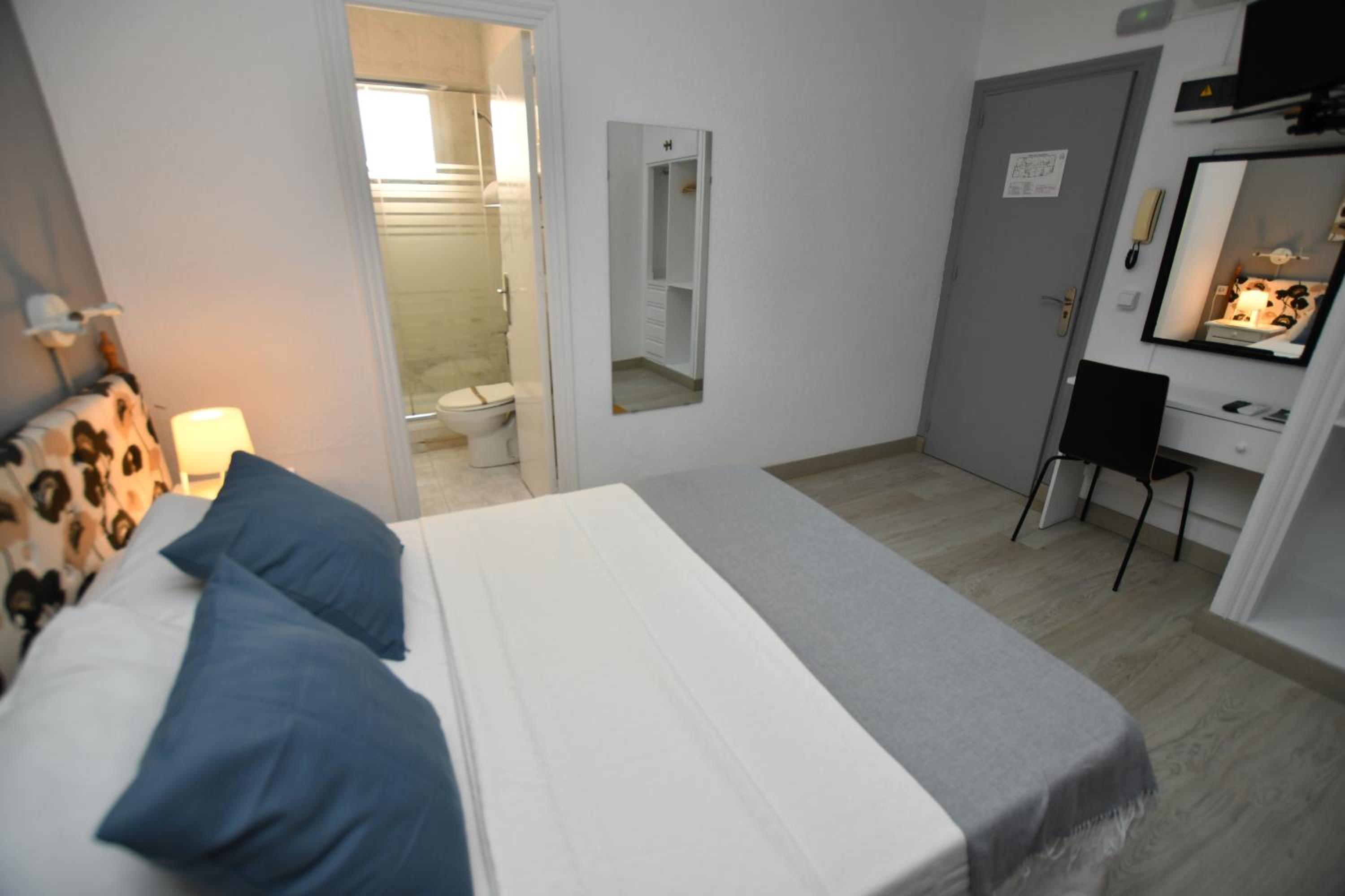 Double Room - Photo 8