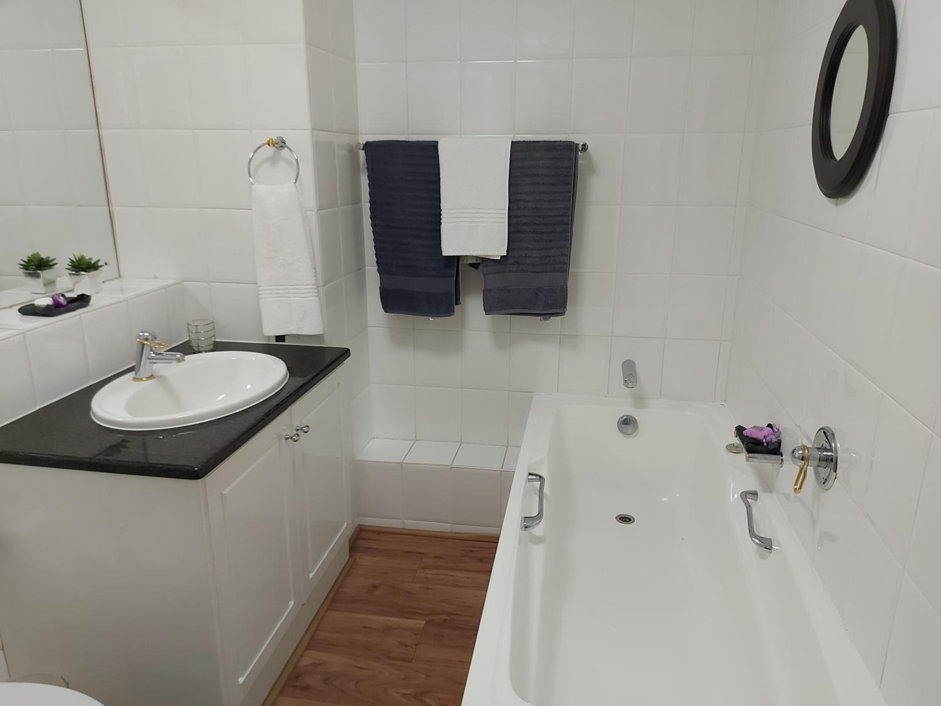 One-Bedroom Apartment - Photo 2
