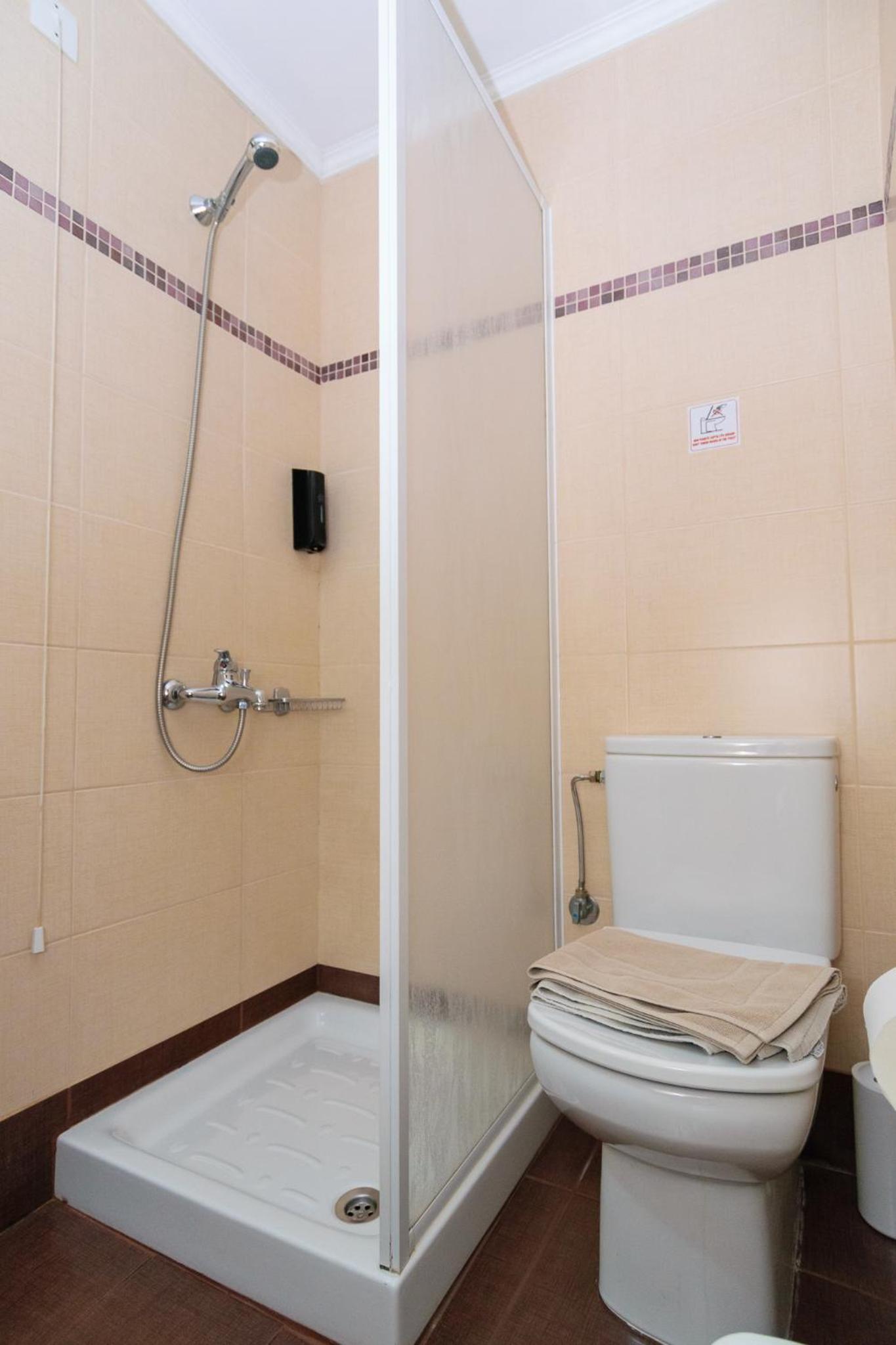 Economy Triple Room - Photo 8