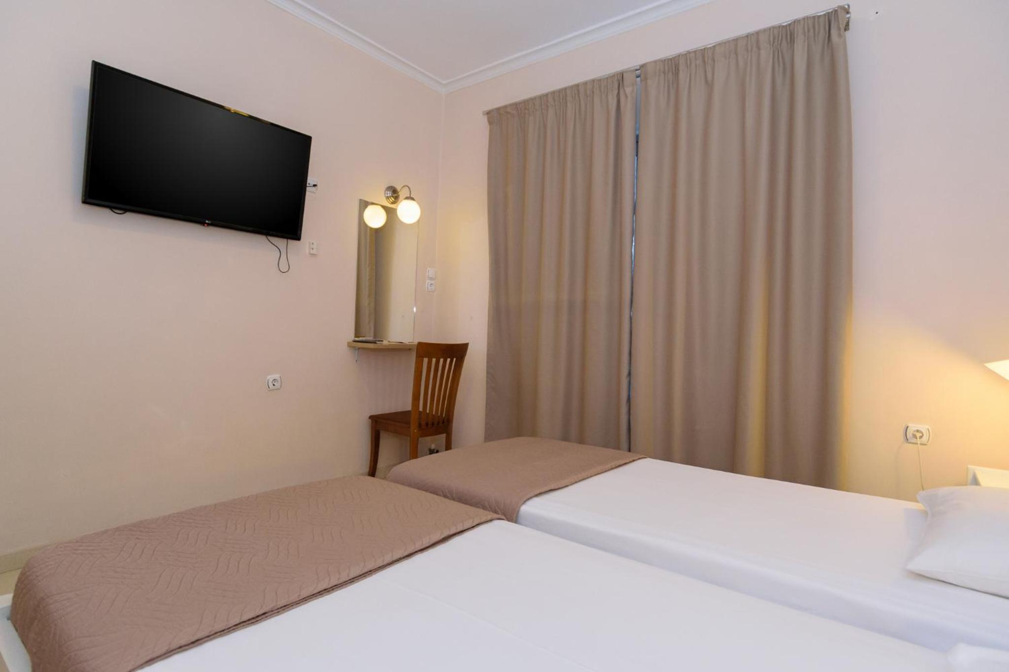 Economy Triple Room - Photo 9