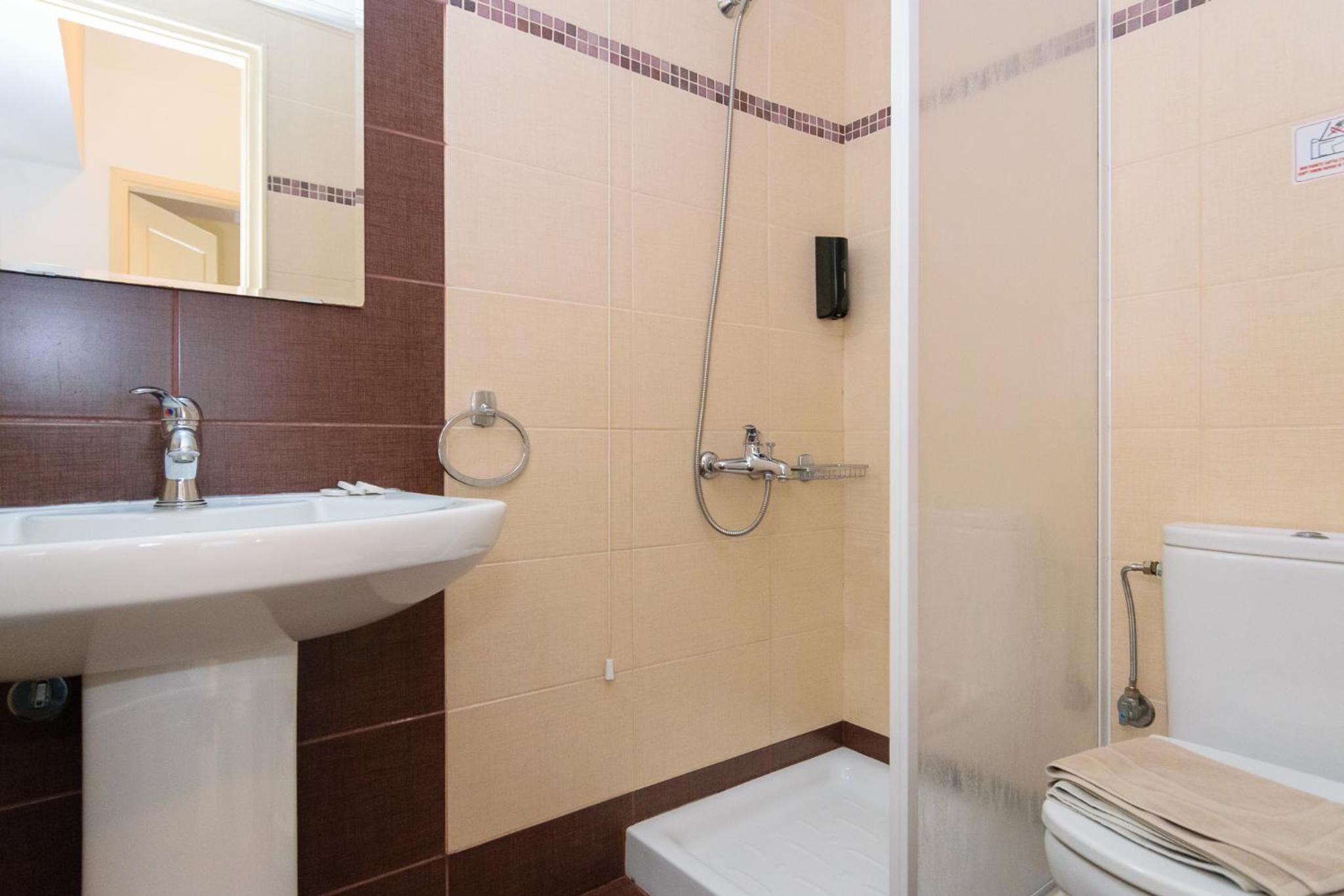 Economy Triple Room - Photo 7