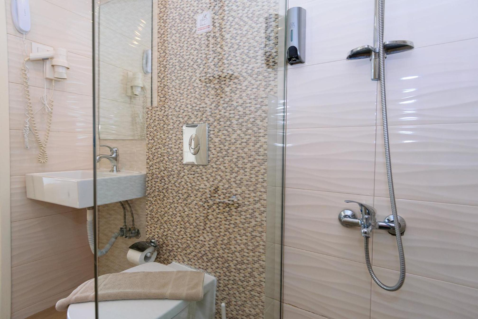 Economy Triple Room - Photo 6