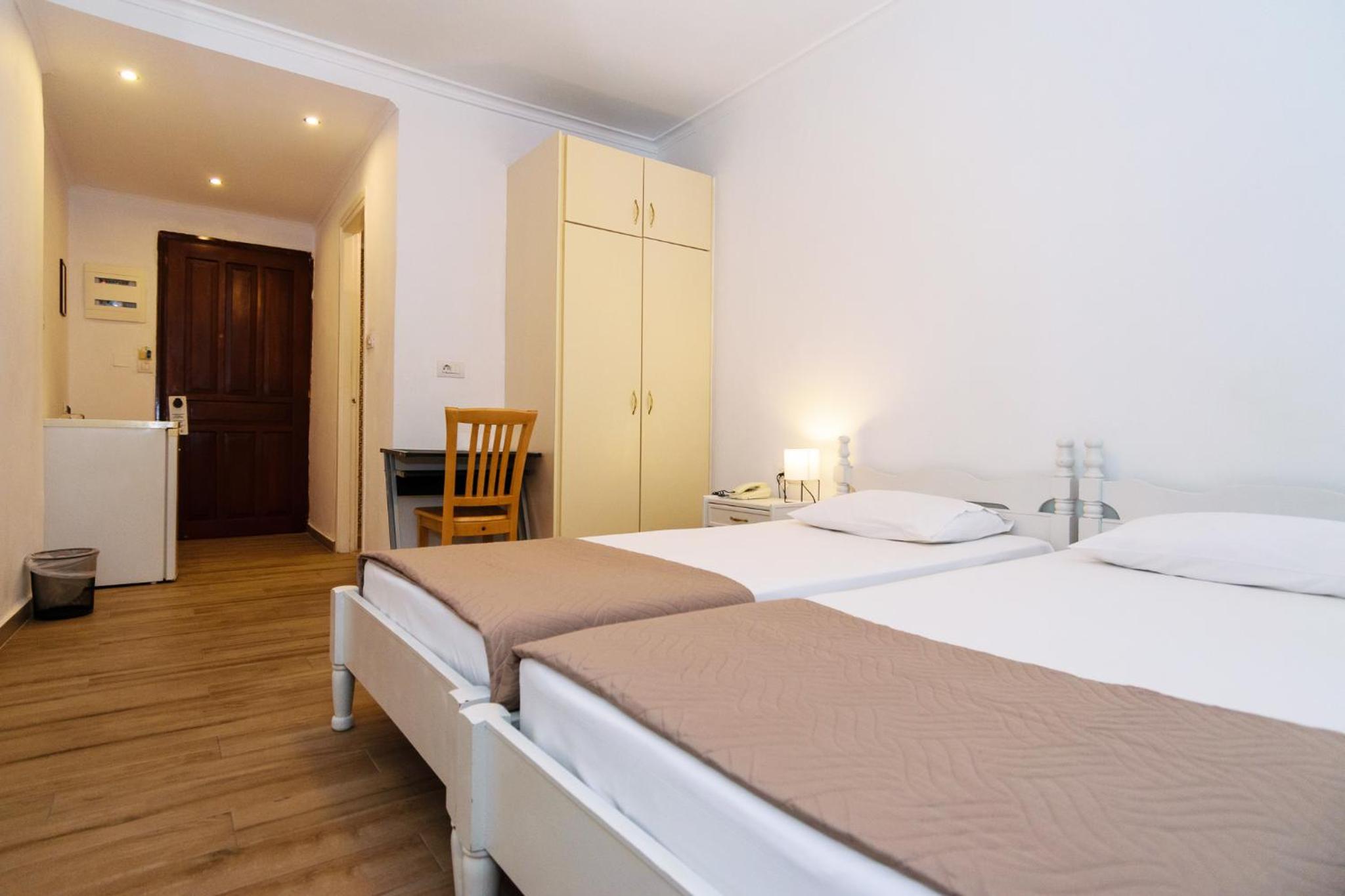 Twin Room - Photo 3