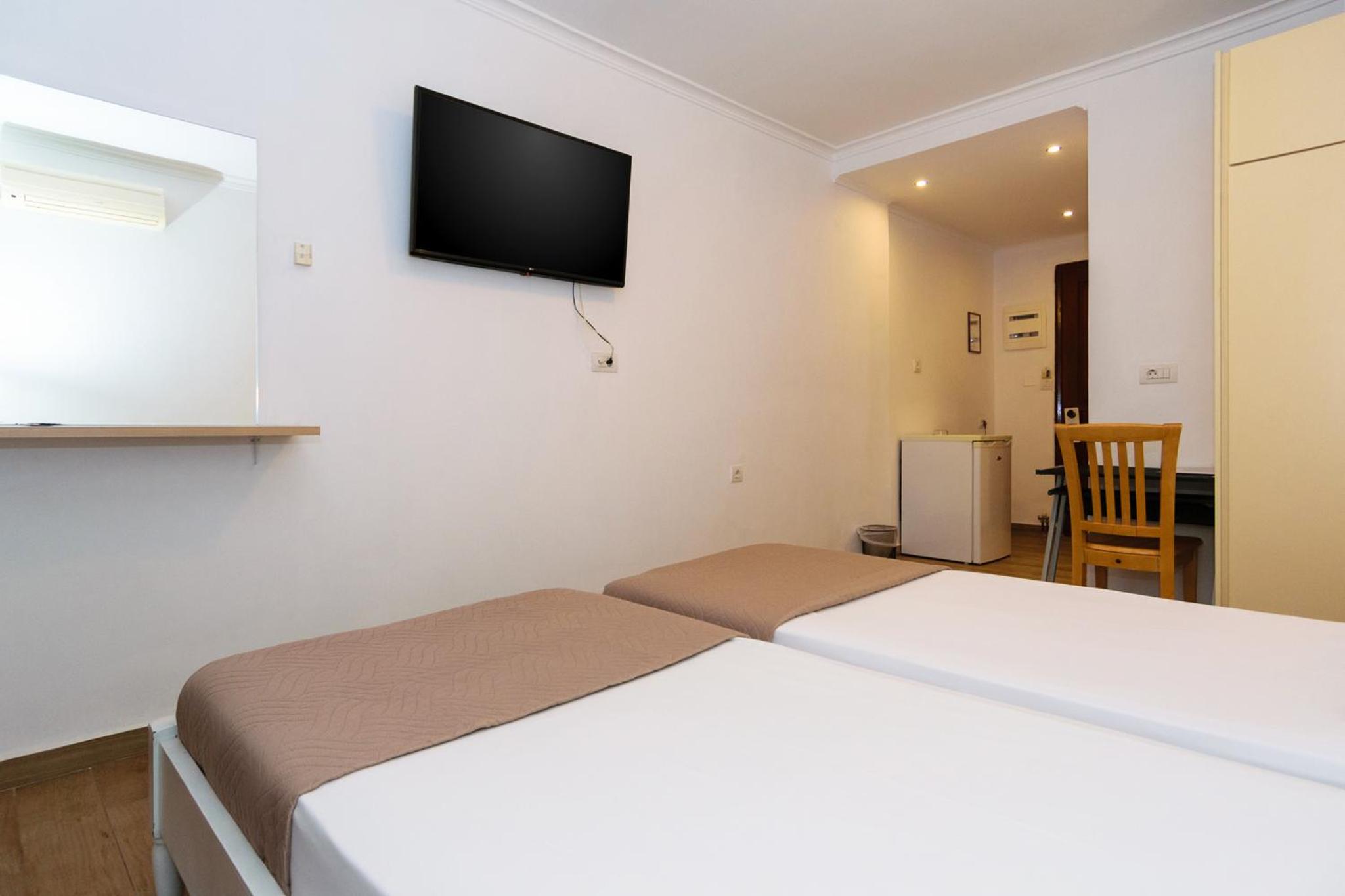 Twin Room - Photo 2