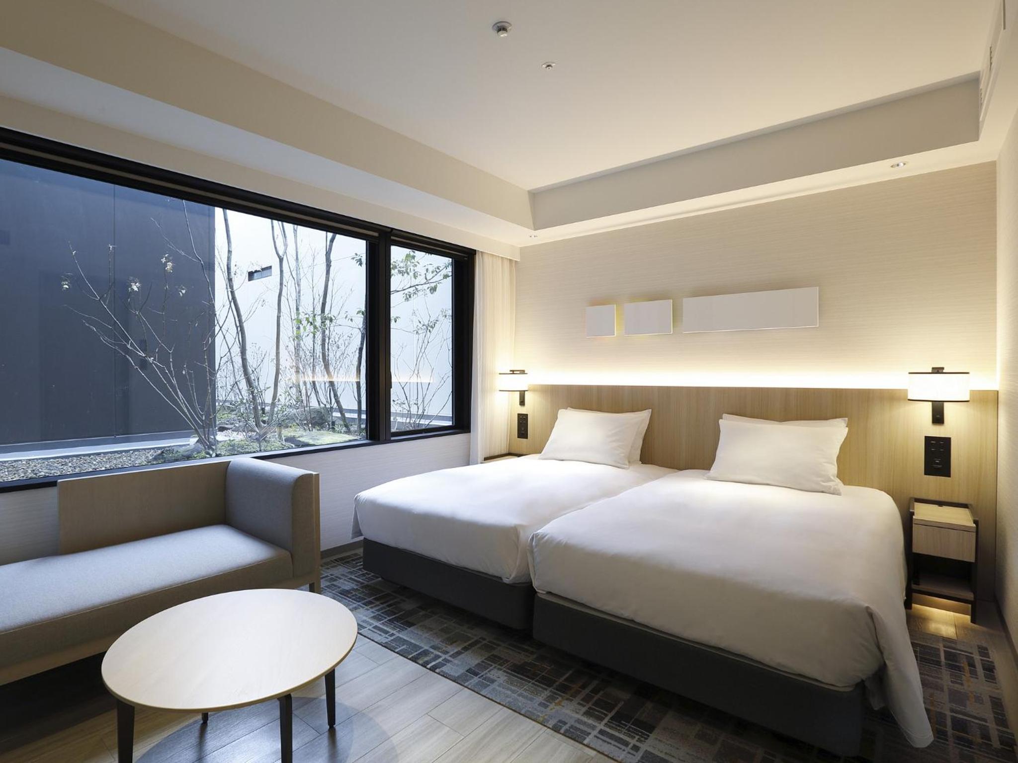 Premium Twin Room with Bathtub - Photo 3