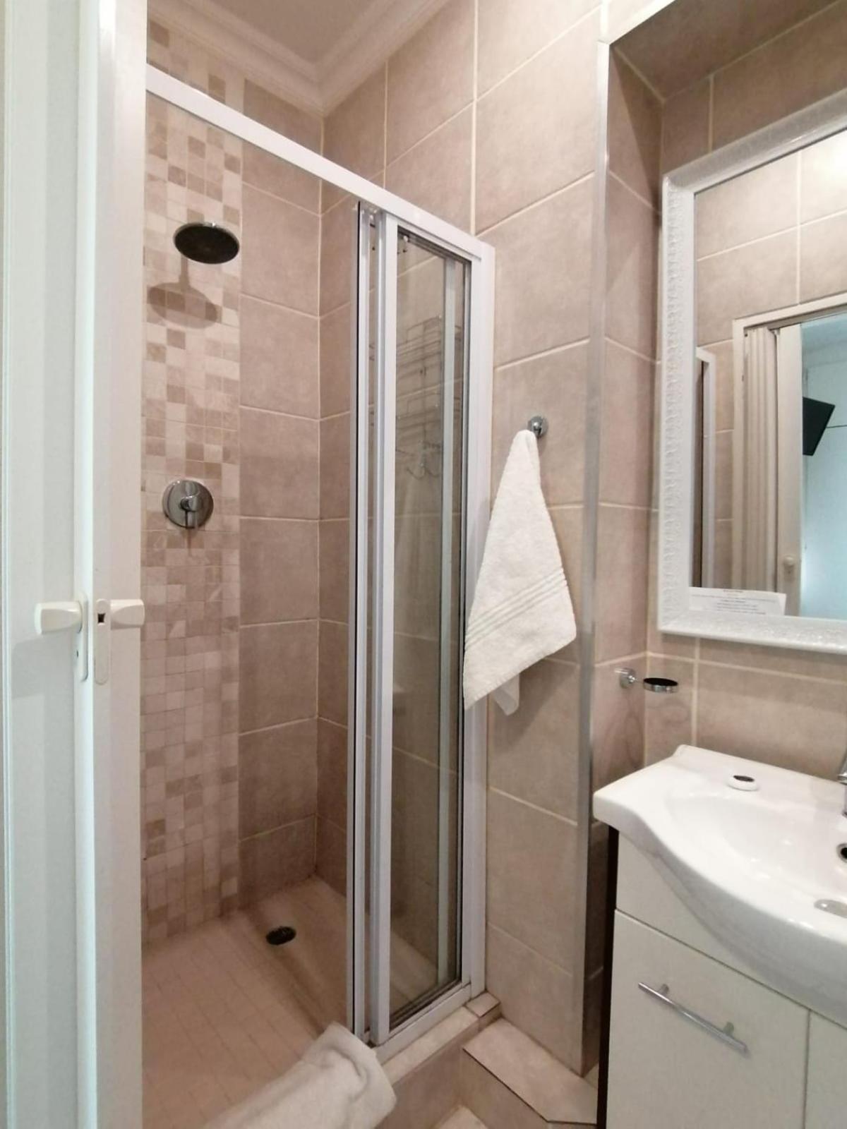 Double Room with Balcony - Photo 15
