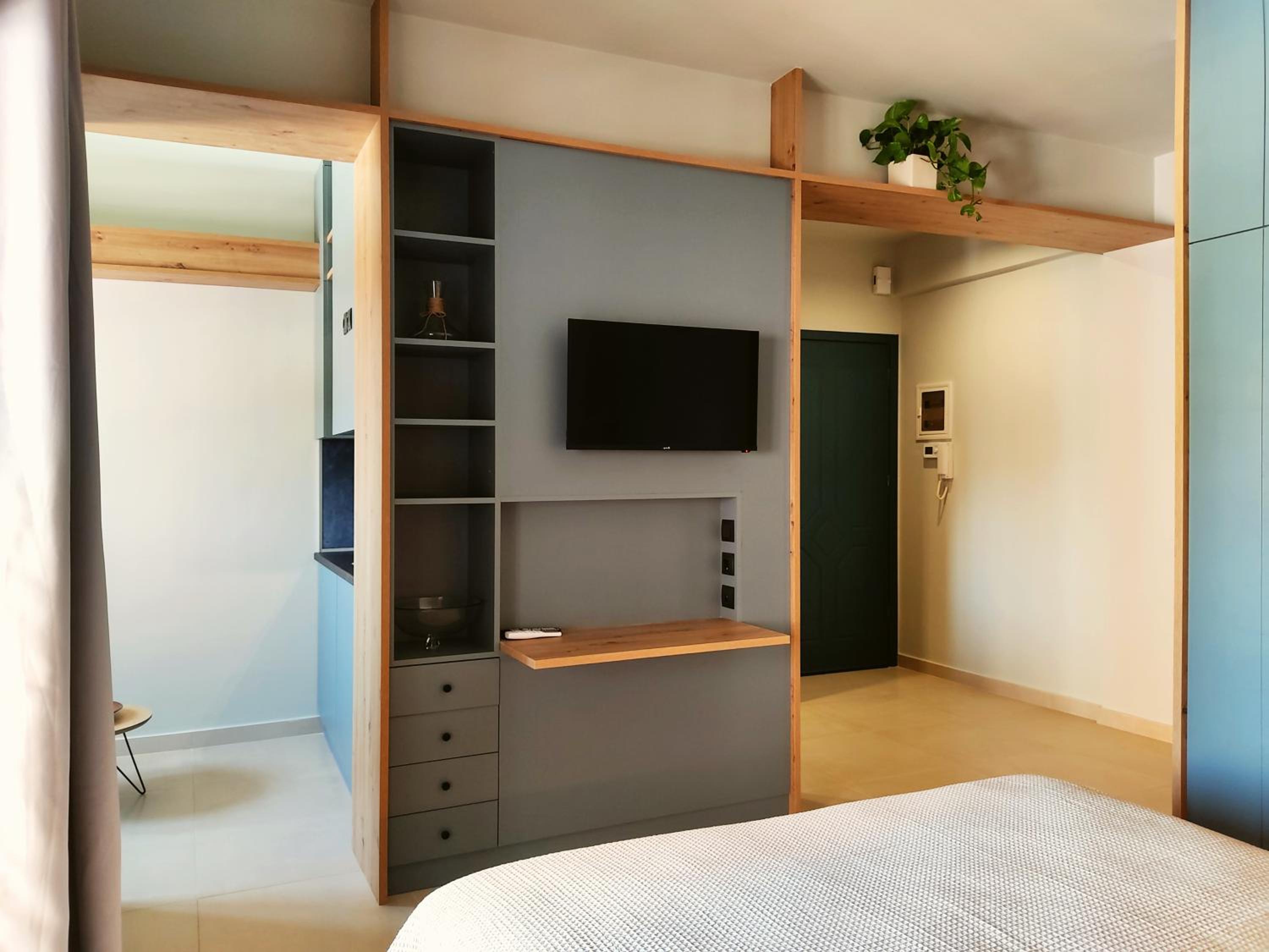 One-Bedroom Apartment - Photo 2