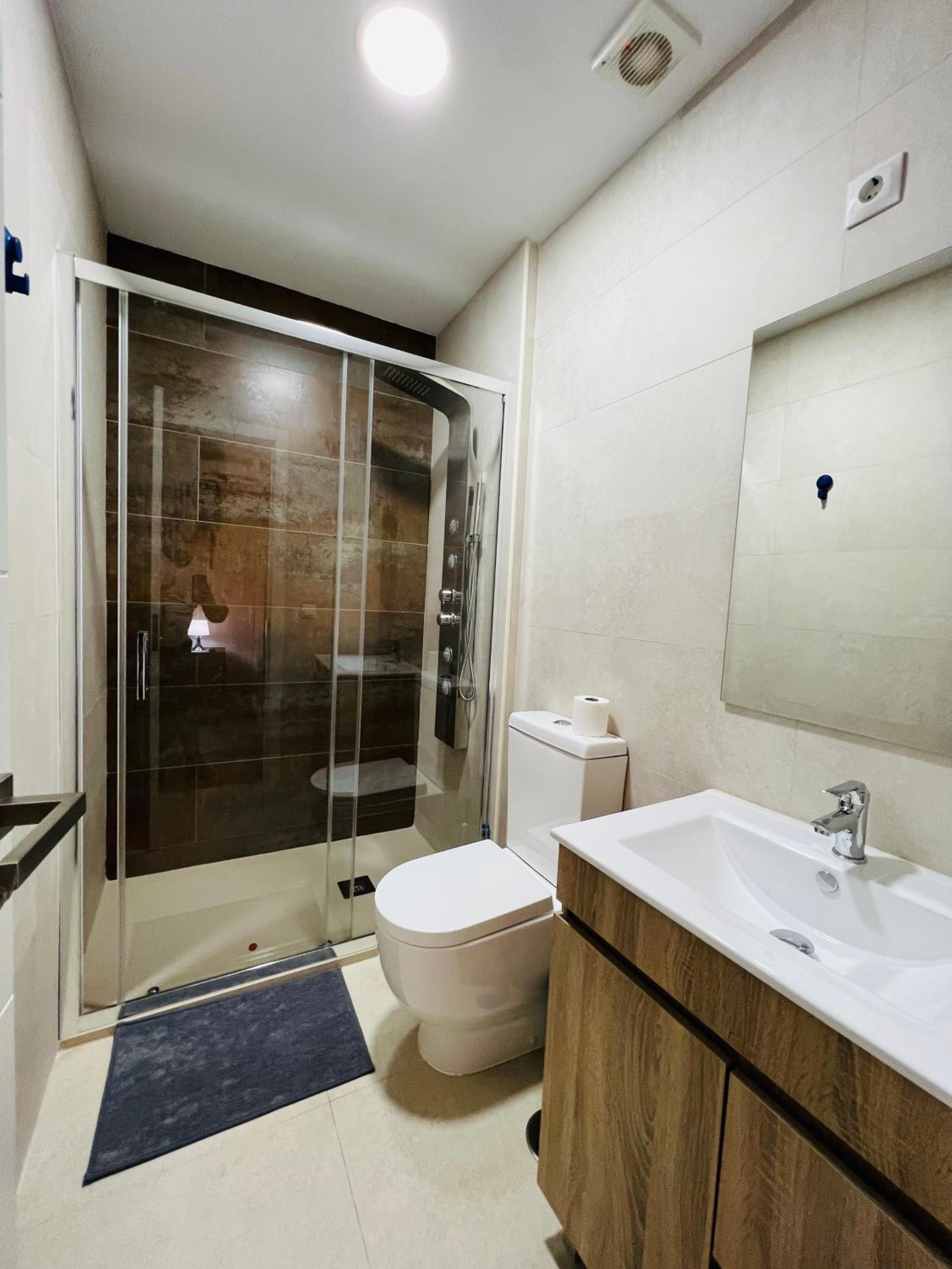 Double Room with Private Bathroom - Photo 10