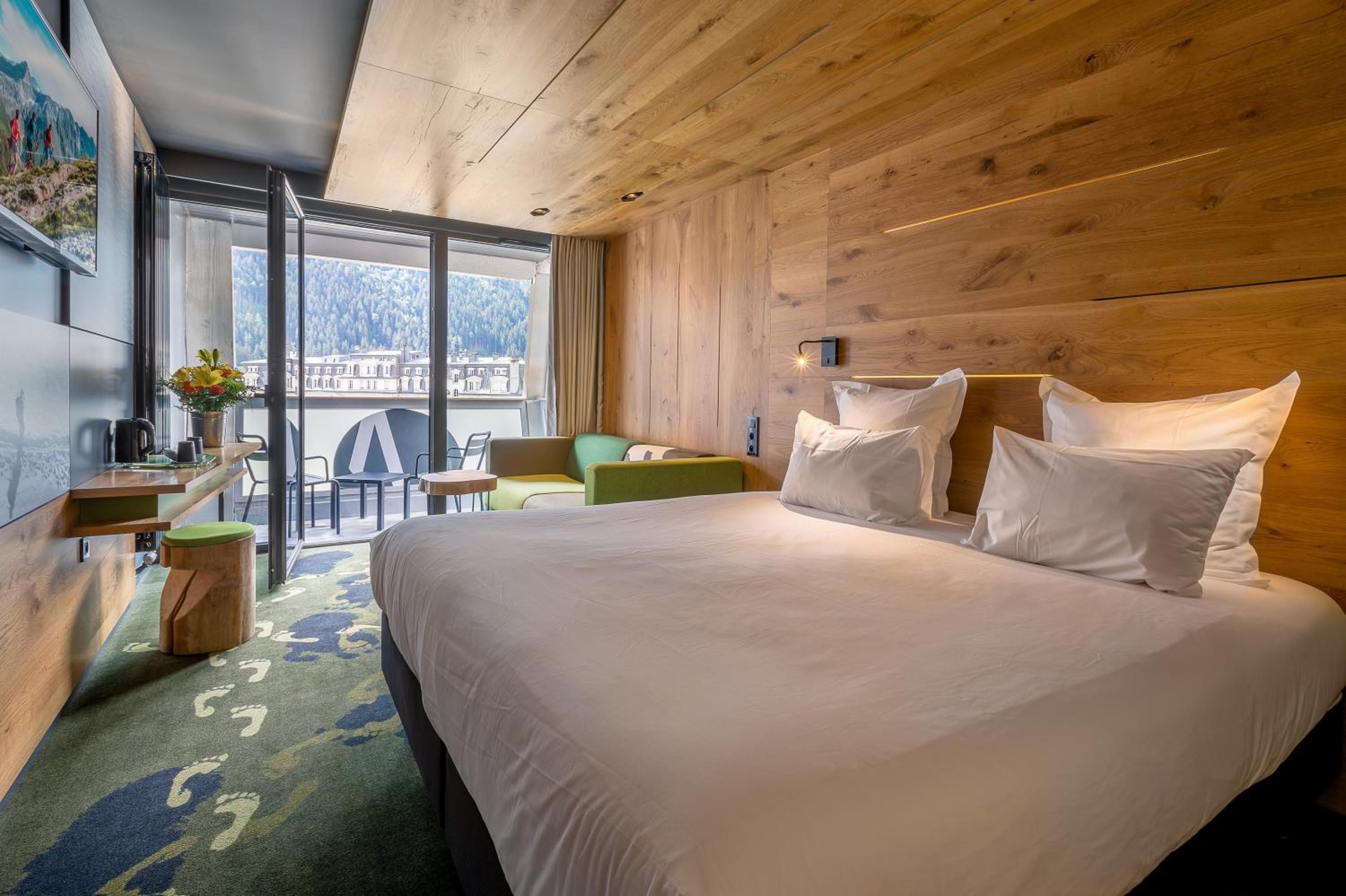 Superior Room with sofa and balcony – Mont-Blanc Range view - Photo 4