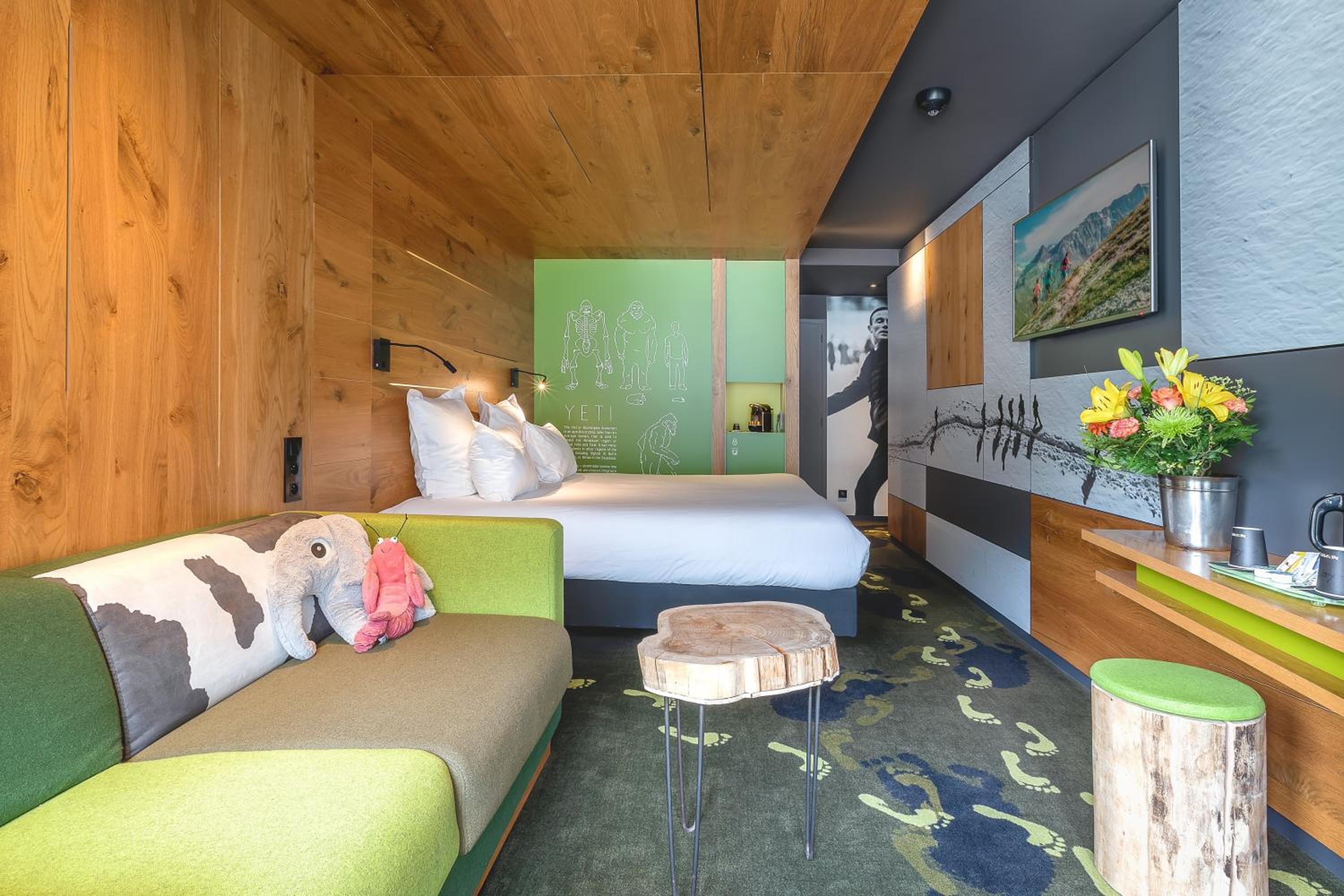 Superior Room with sofa and balcony – Mont-Blanc Range view - Photo 5
