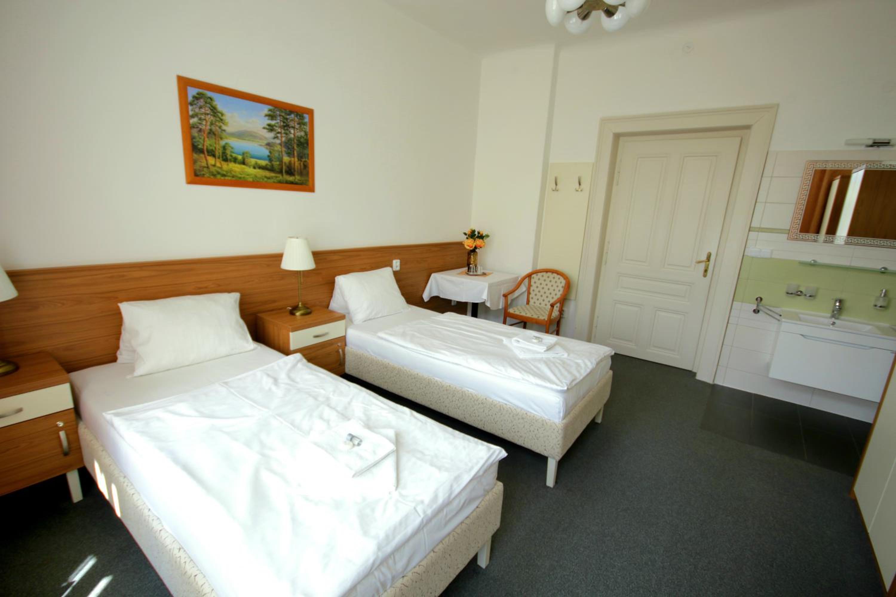 Economy Twin Room with Shared Bathroom photo 1