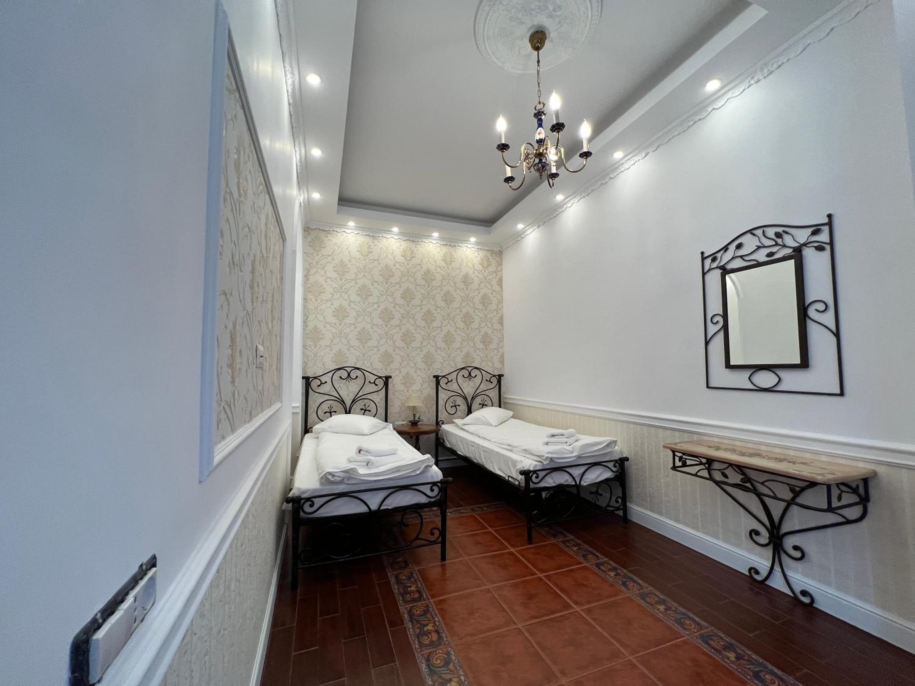 Family Room with Garden View - Photo 18