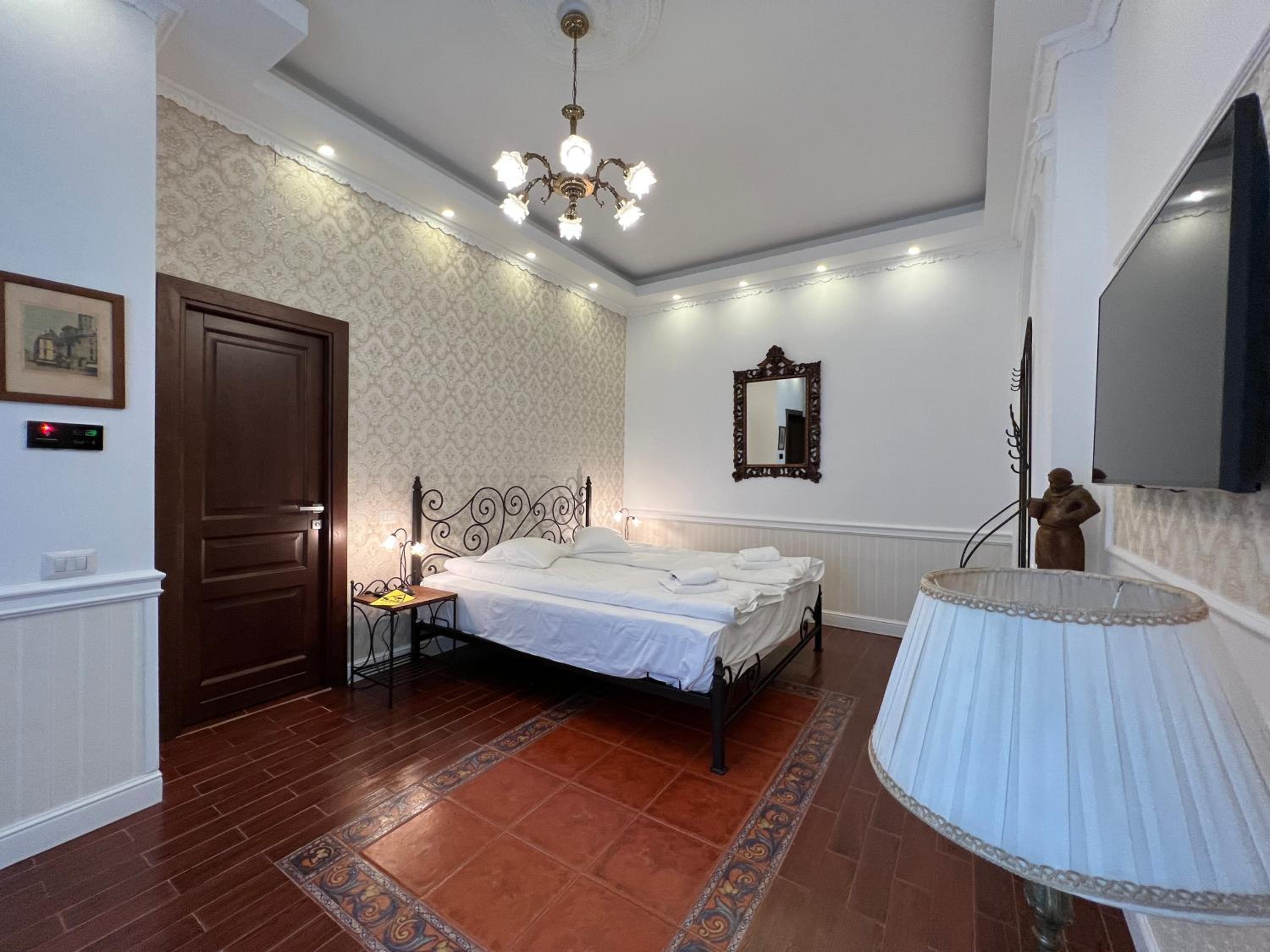 Family Room with Garden View - Photo 2