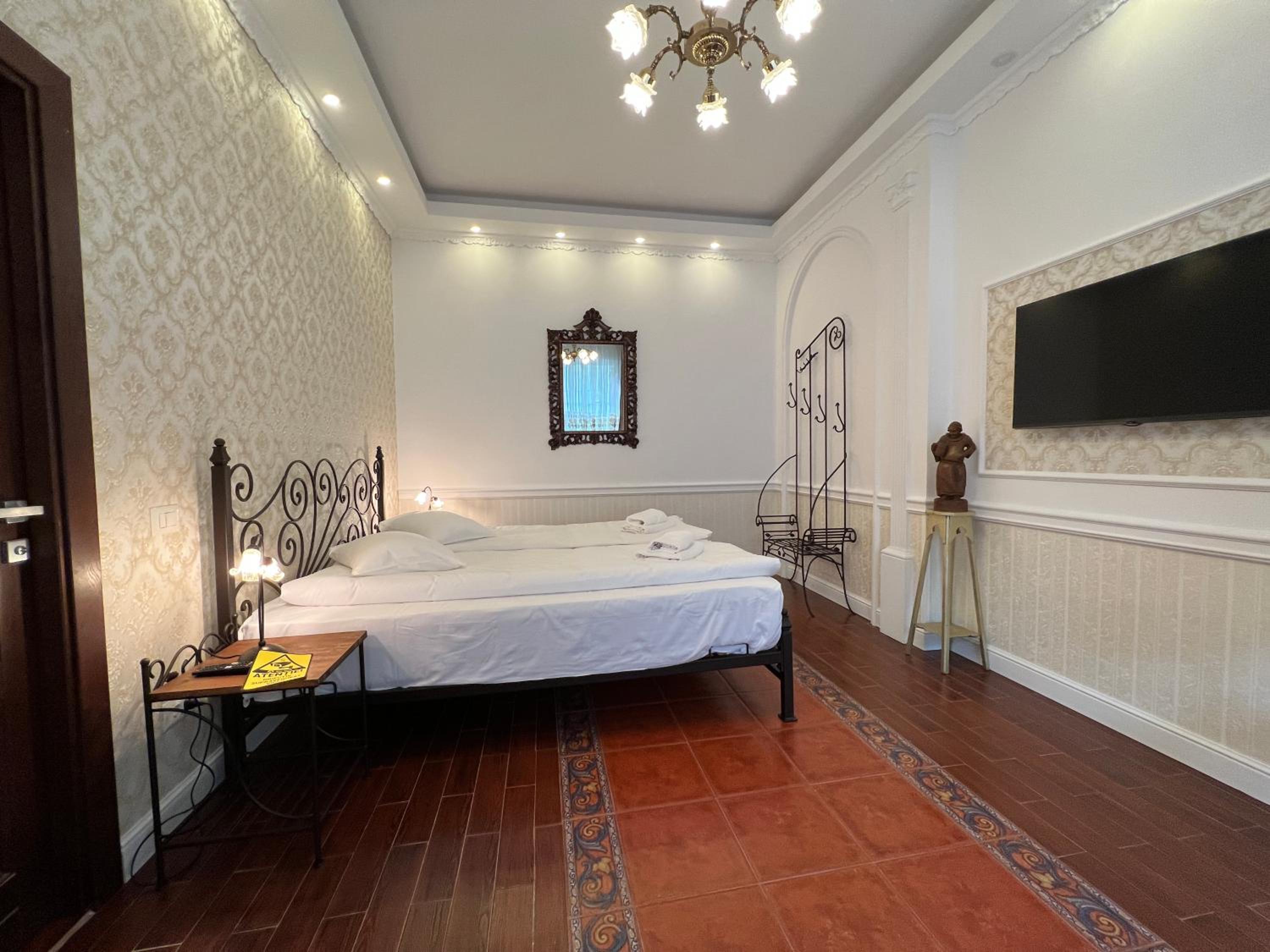 Family Room with Garden View - Photo 3