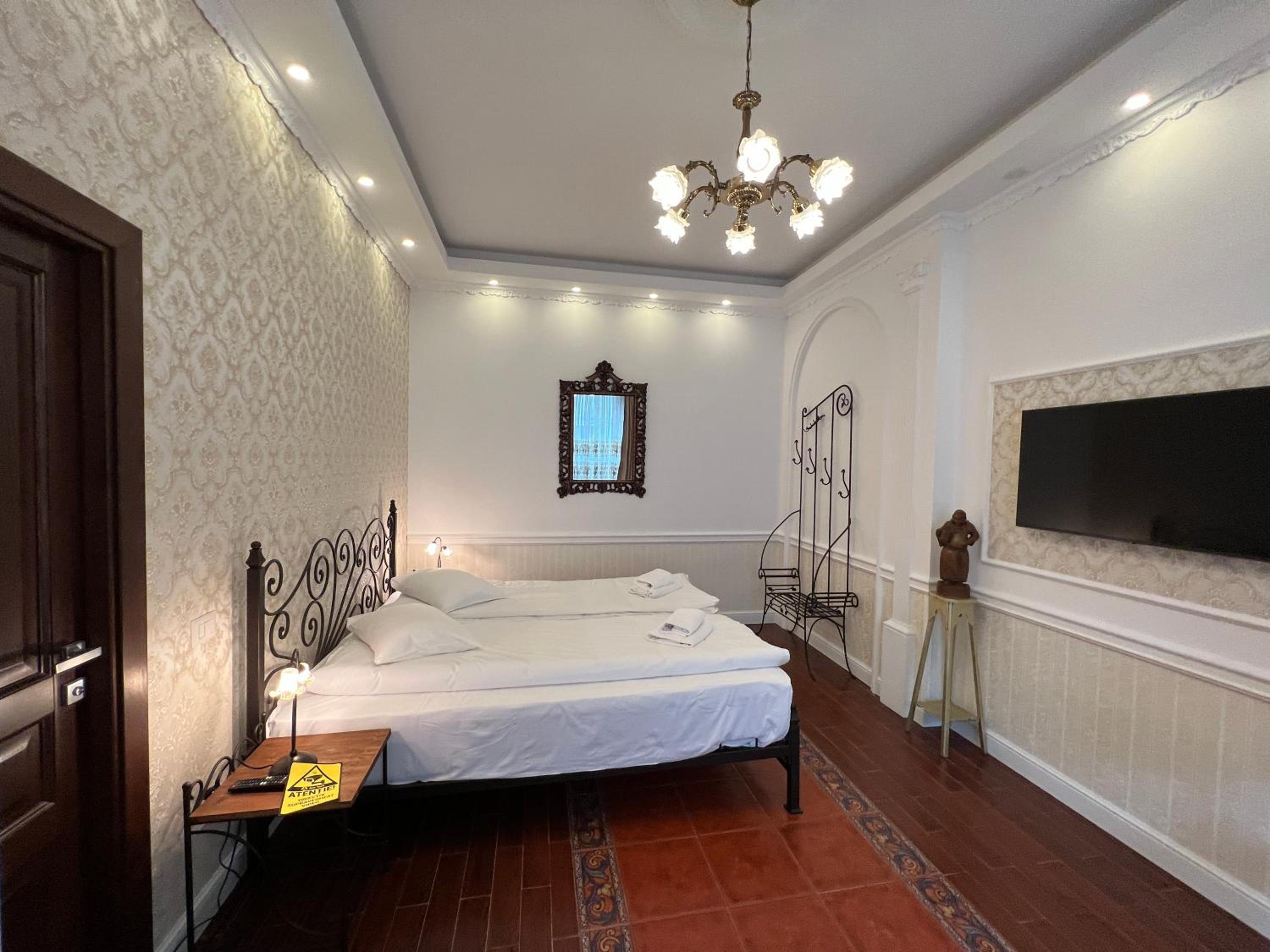 Family Room with Garden View - Photo 5