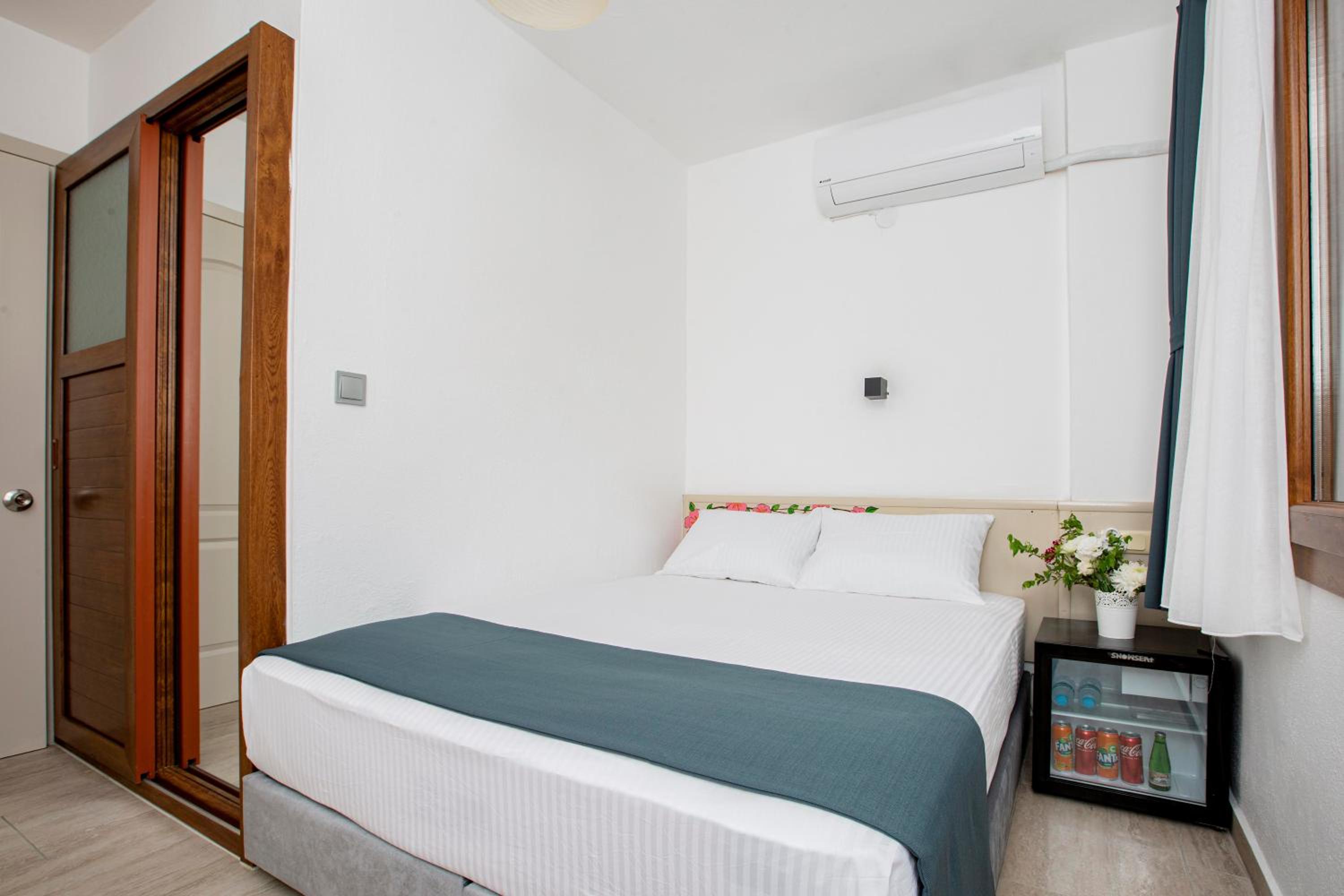Standard Double or Twin Room photo 3