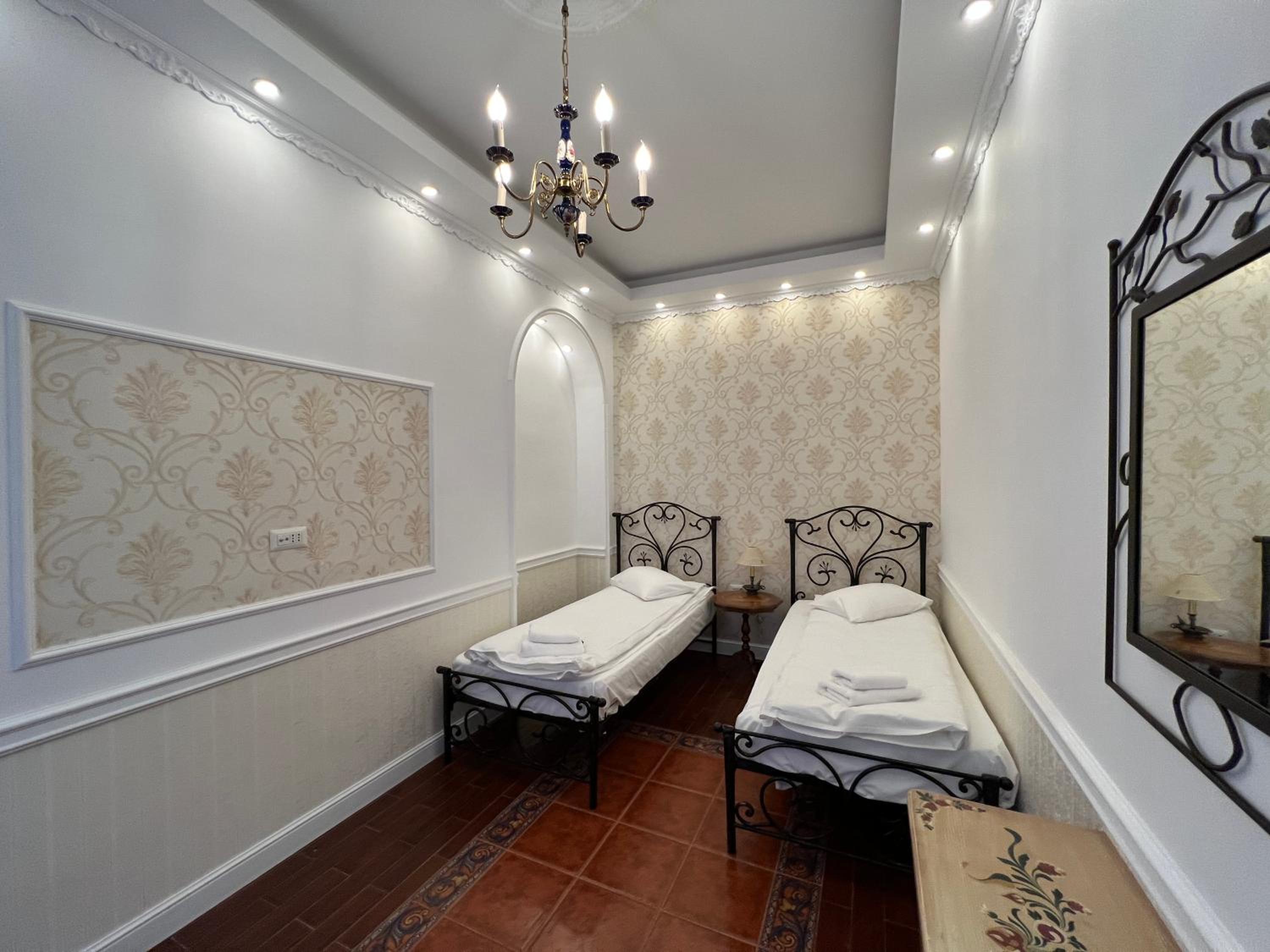 Family Room with Garden View - Photo 12