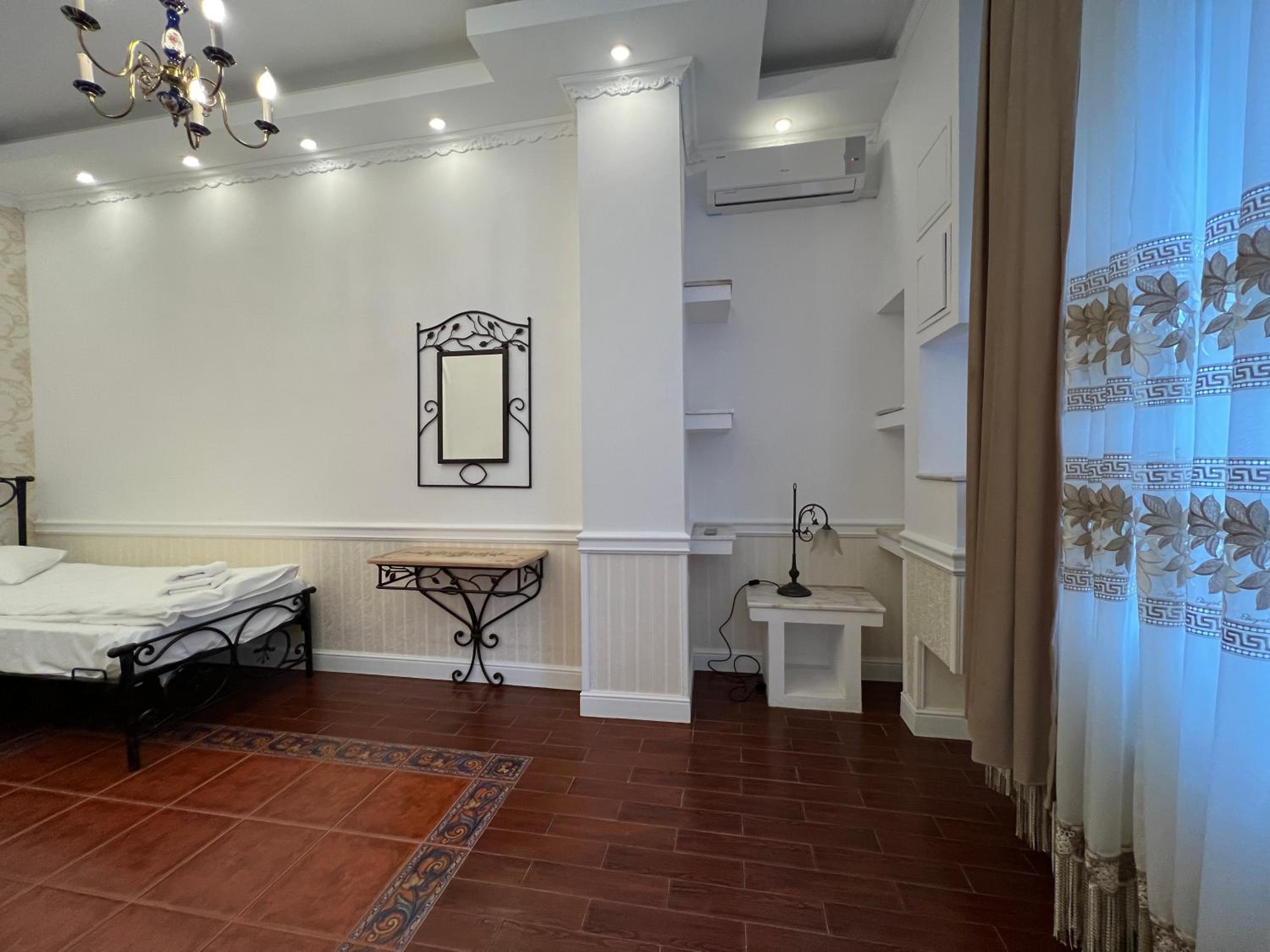 Family Room with Garden View - Photo 17