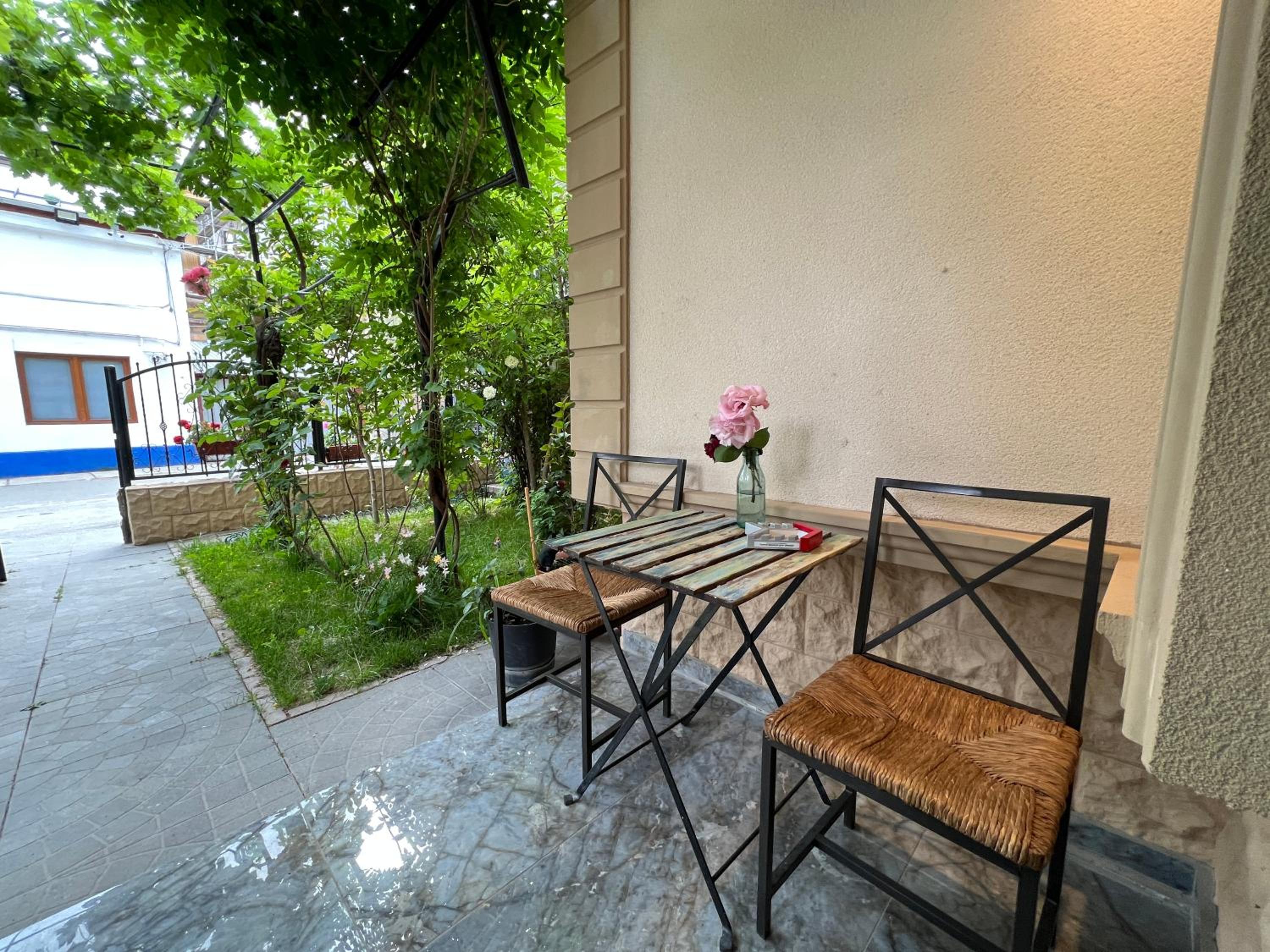 Family Room with Garden View - Photo 9