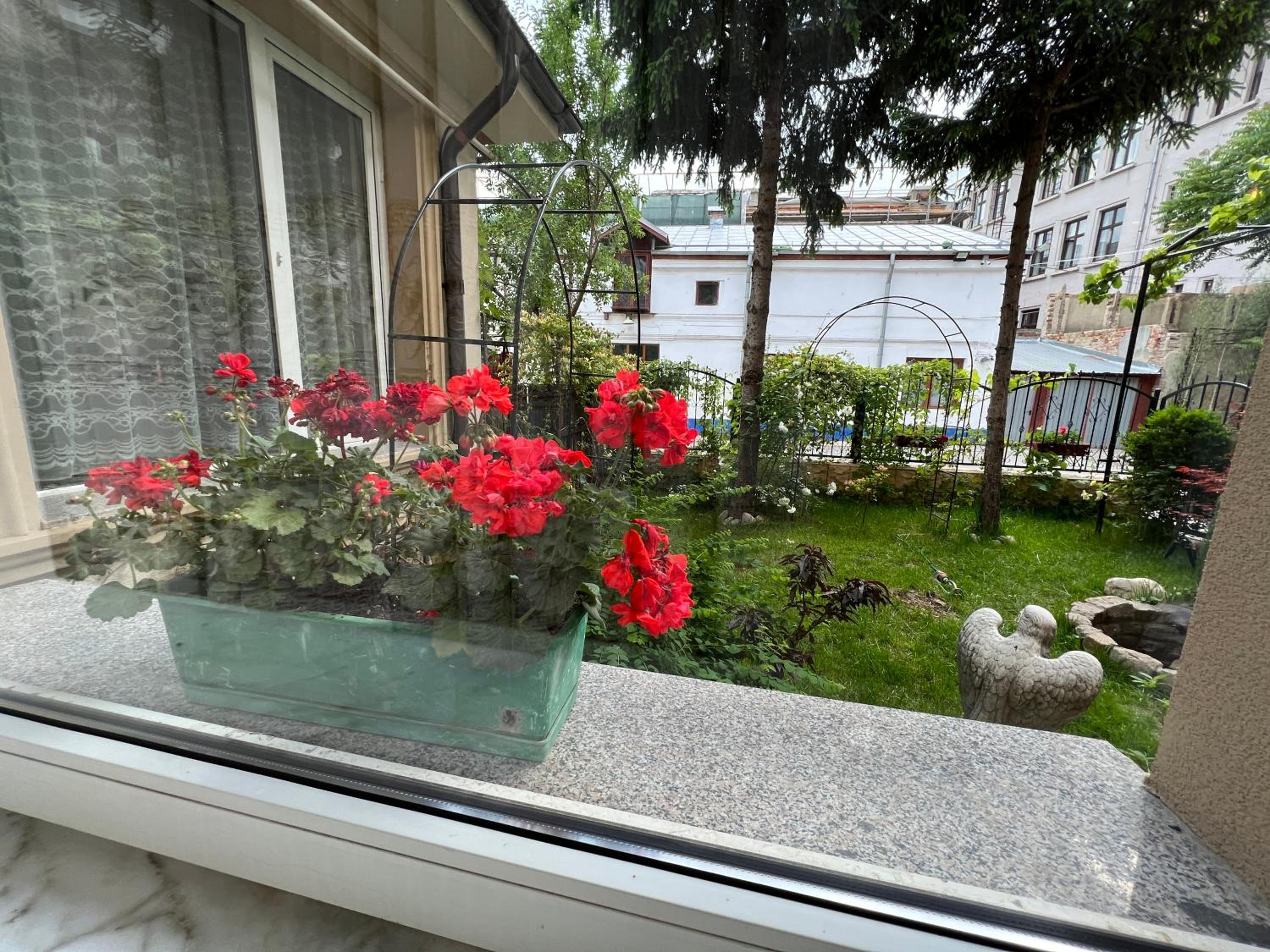 Family Room with Garden View - Photo 4