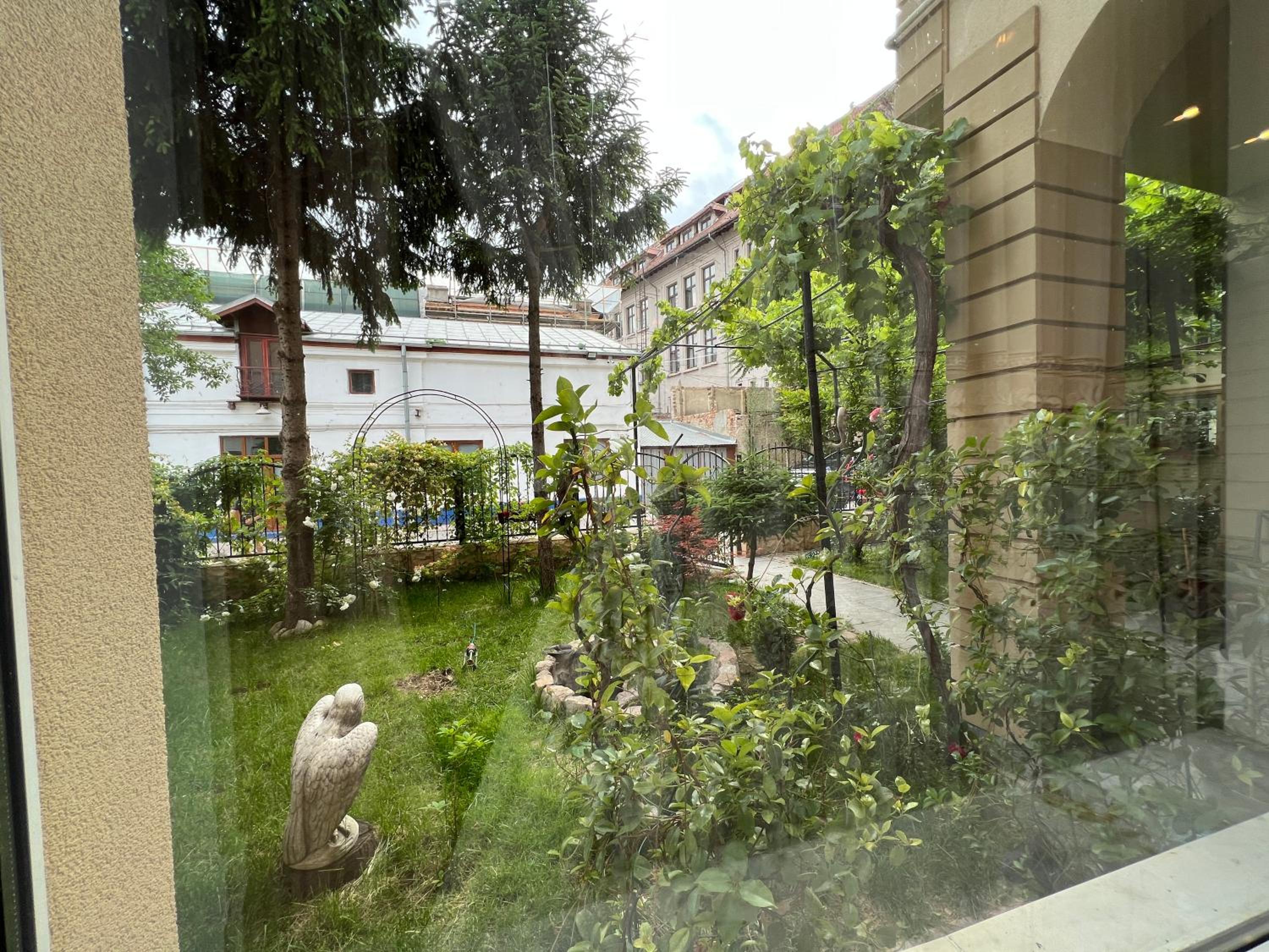 Family Room with Garden View - Photo 11