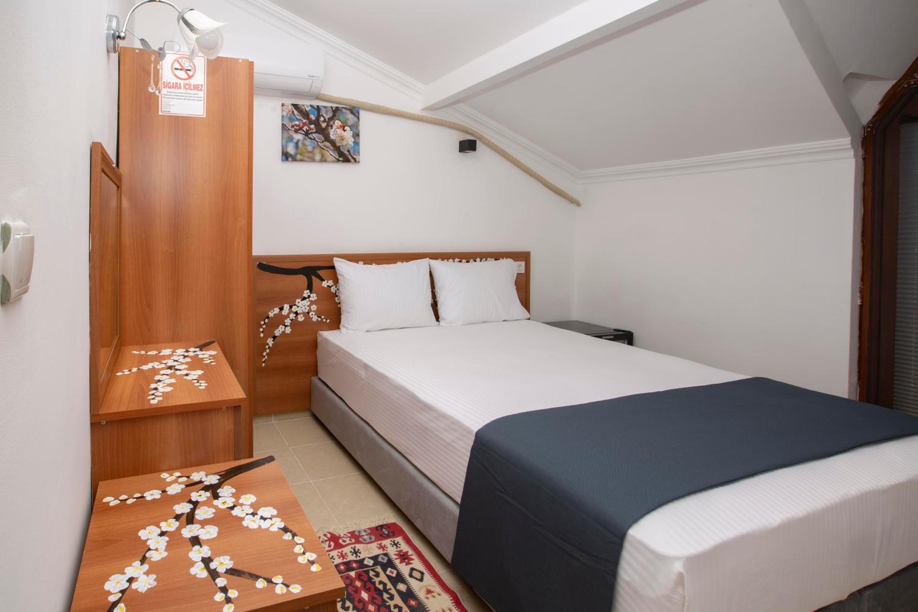 Budget Double Room - Photo 13
