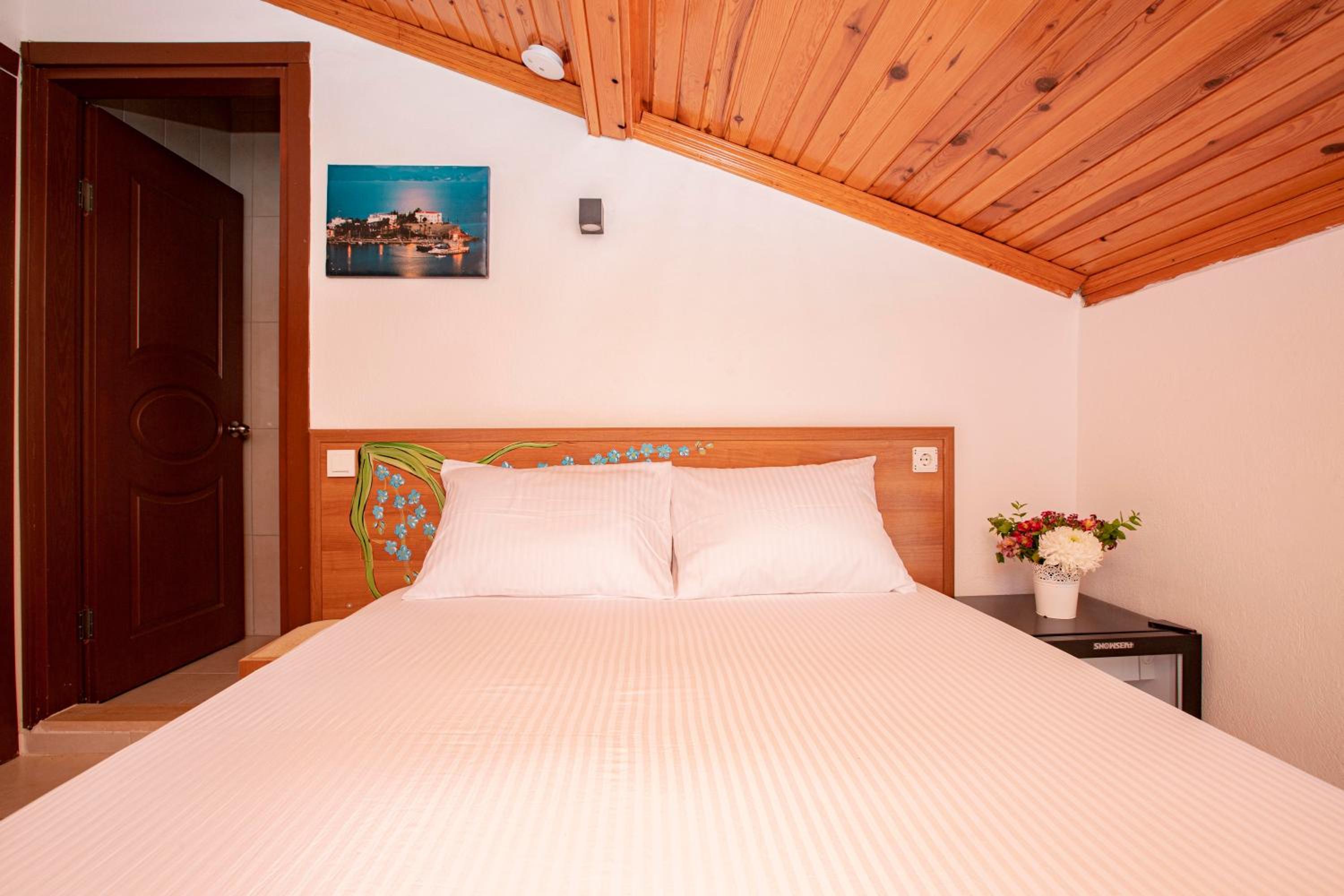 Budget Double Room - Photo 10