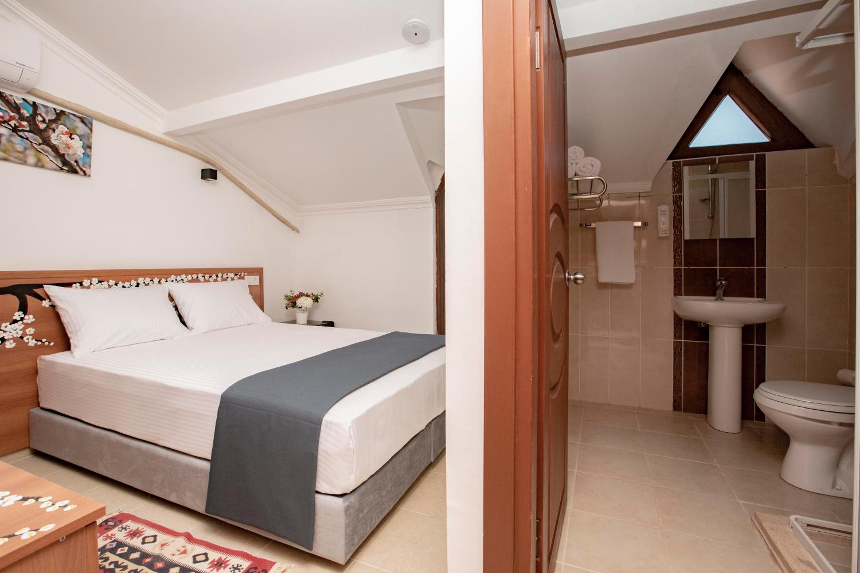 Budget Double Room - Photo 15