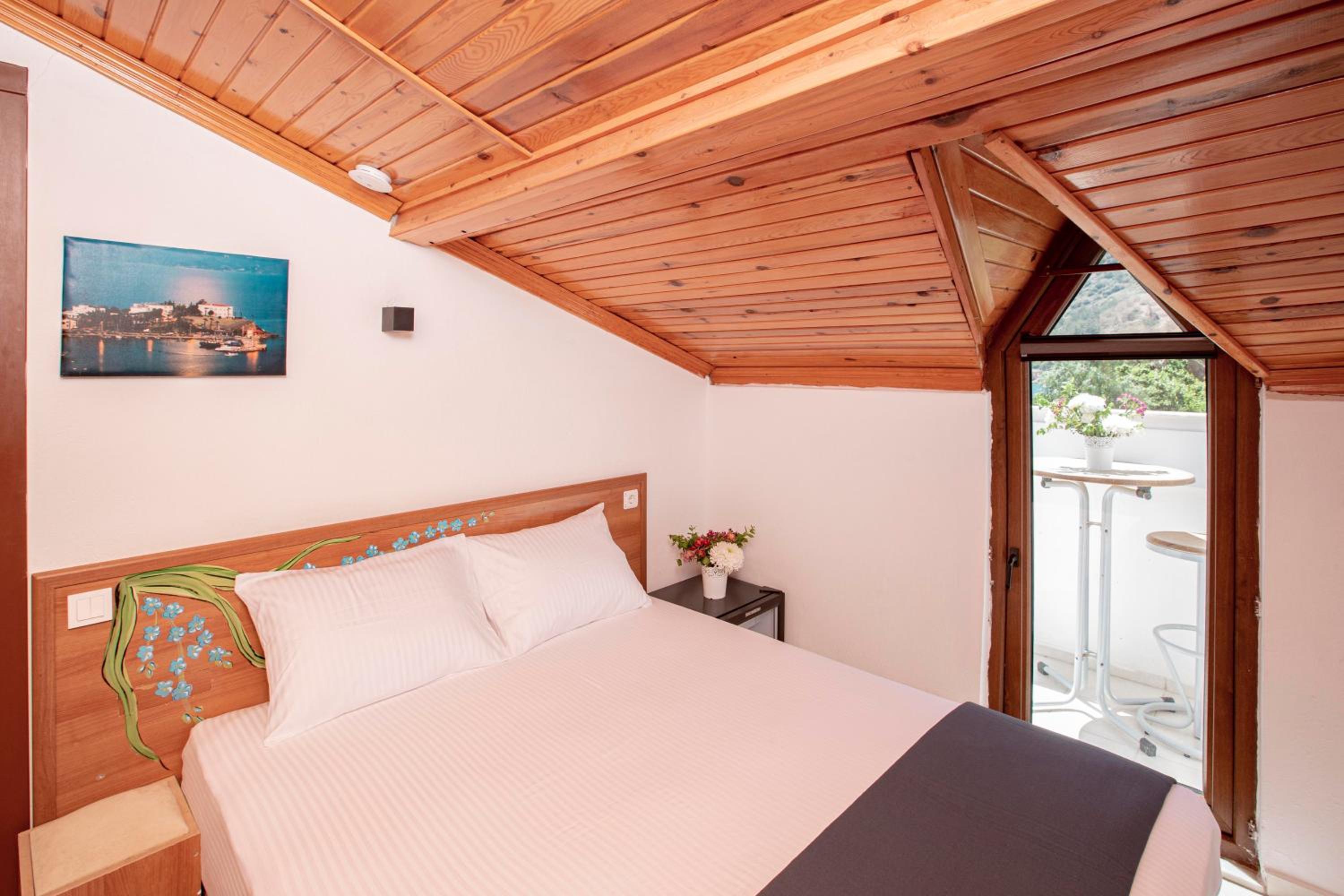 Budget Double Room - Photo 11