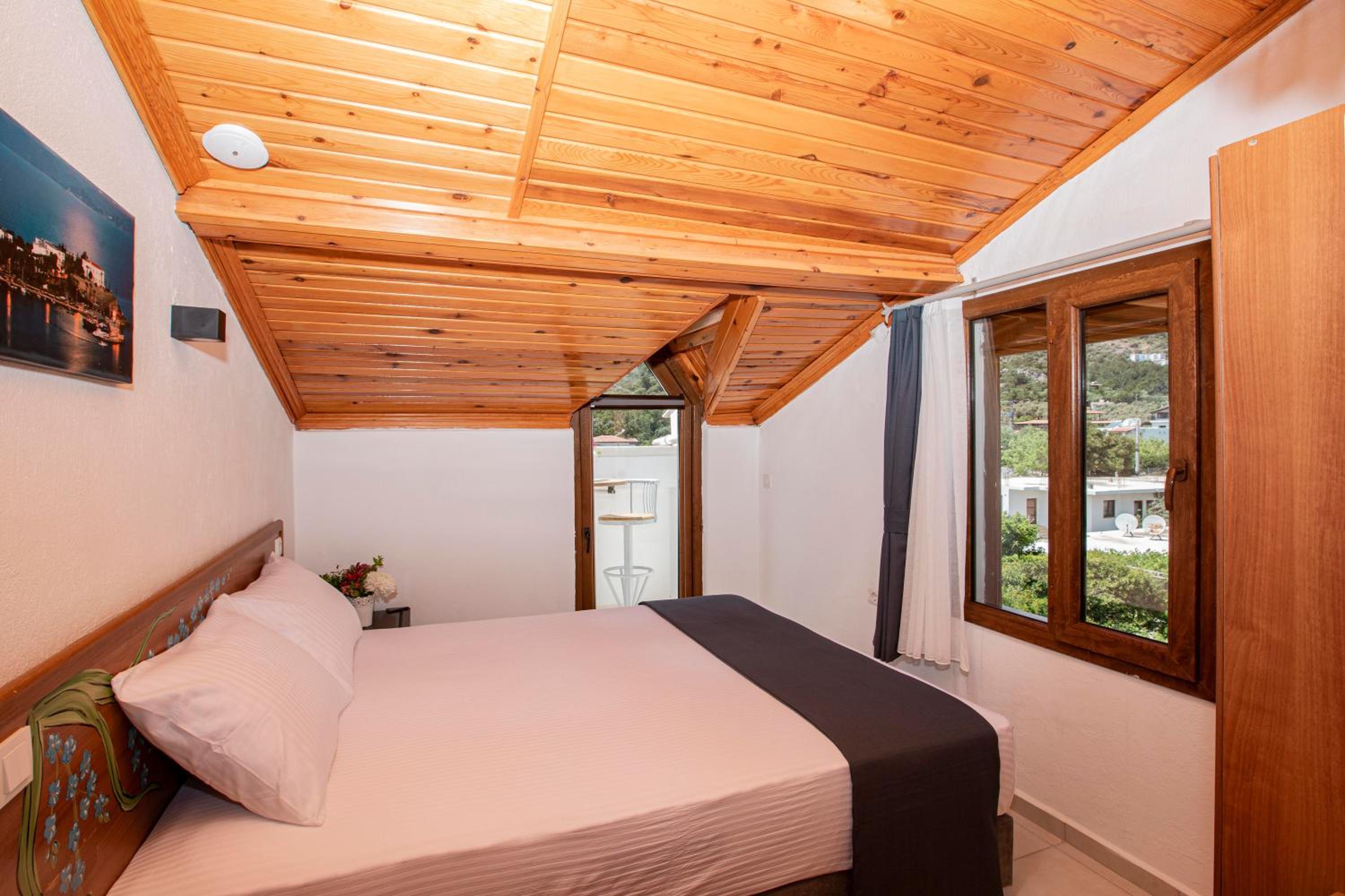 Budget Double Room - Photo 14
