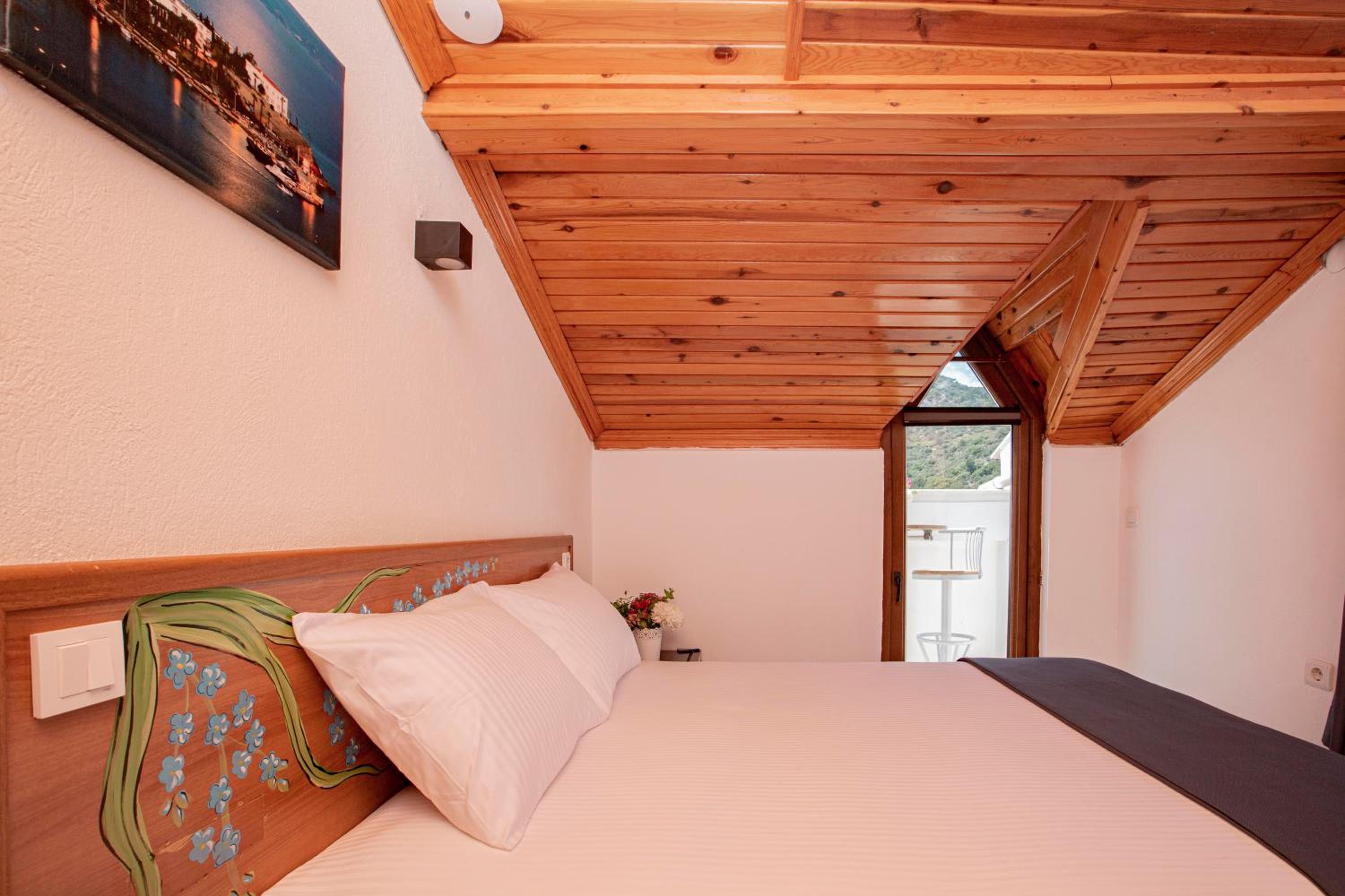 Budget Double Room - Photo 12