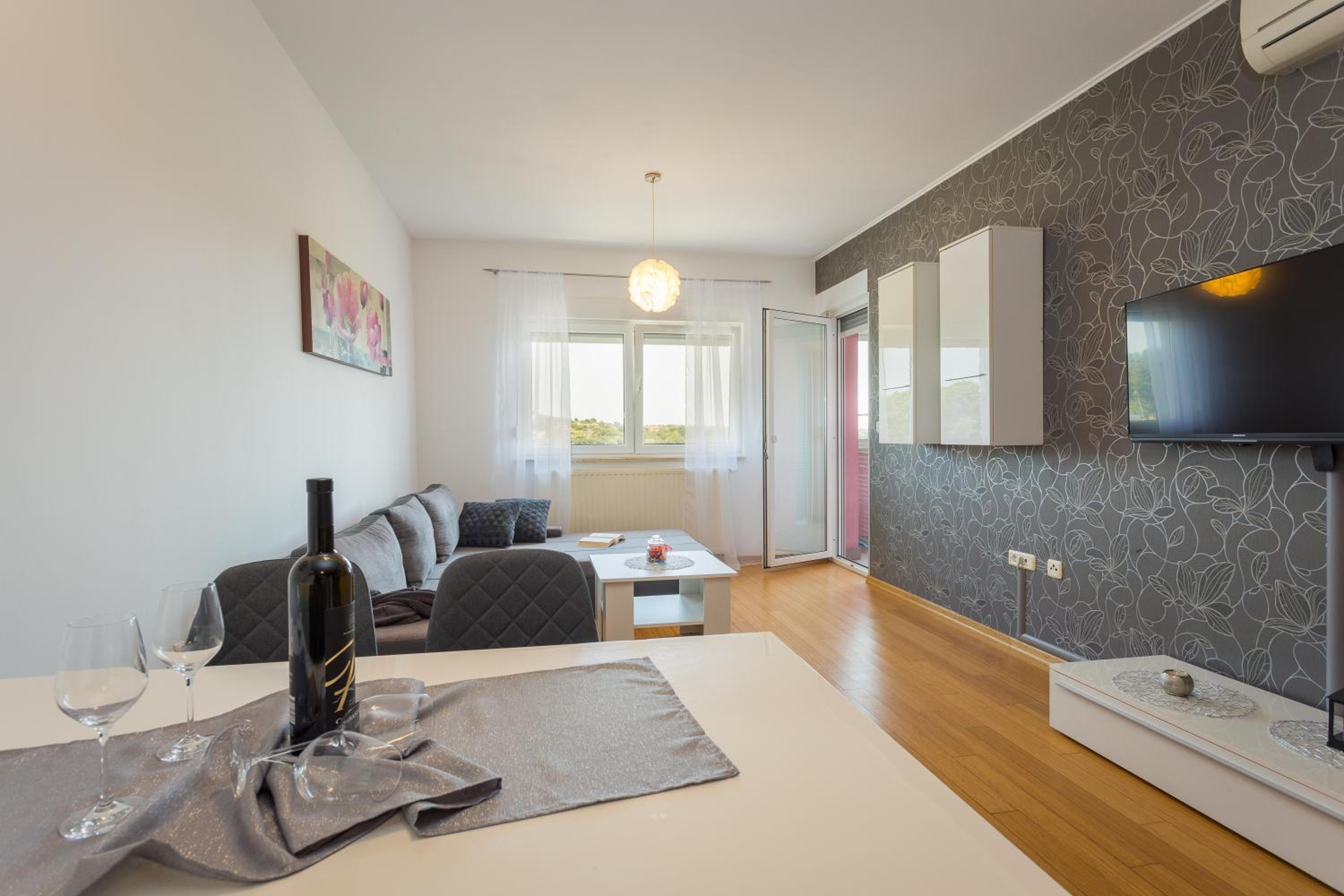 One-Bedroom Apartment - Photo 7