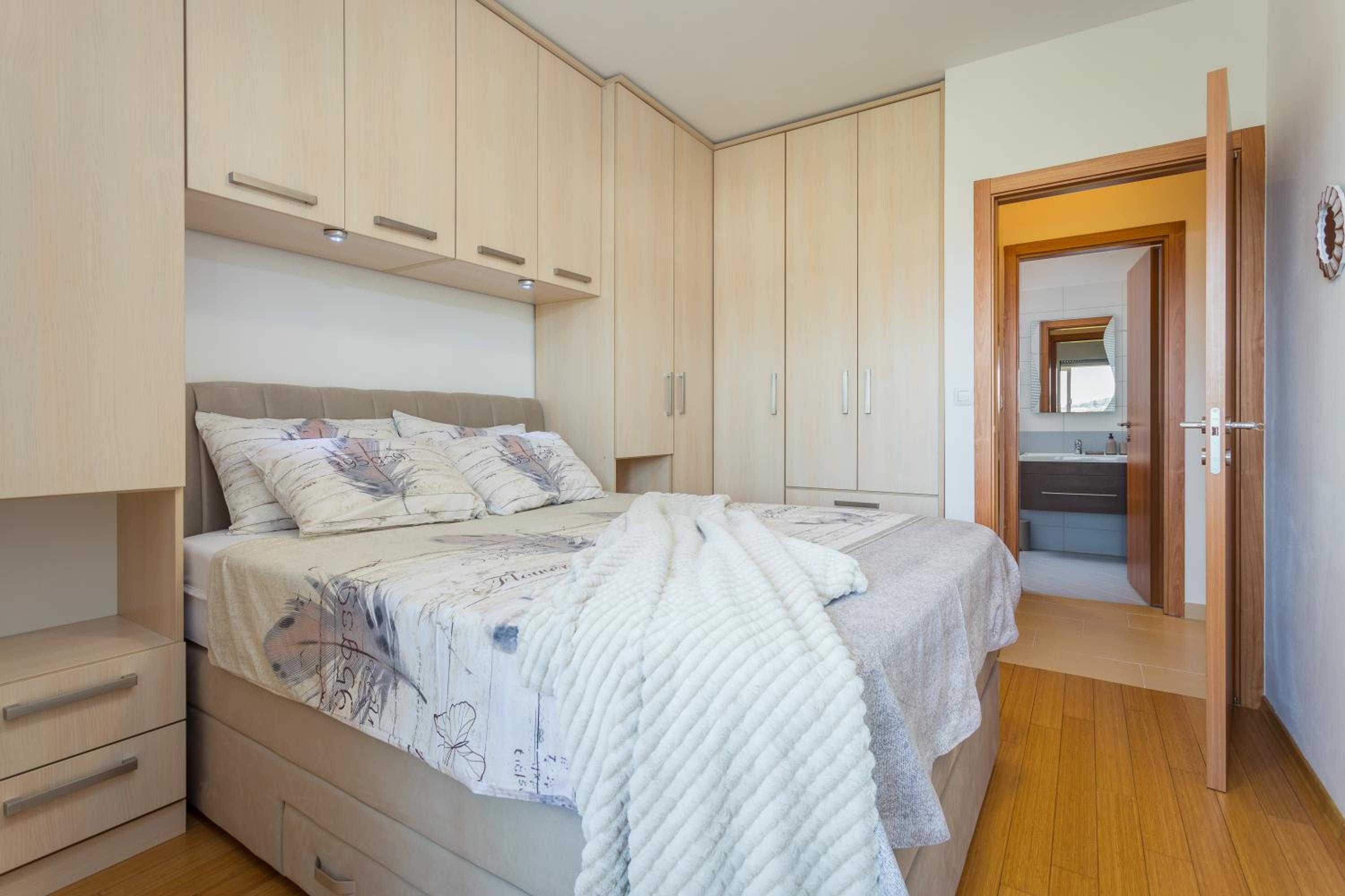 One-Bedroom Apartment - Photo 12