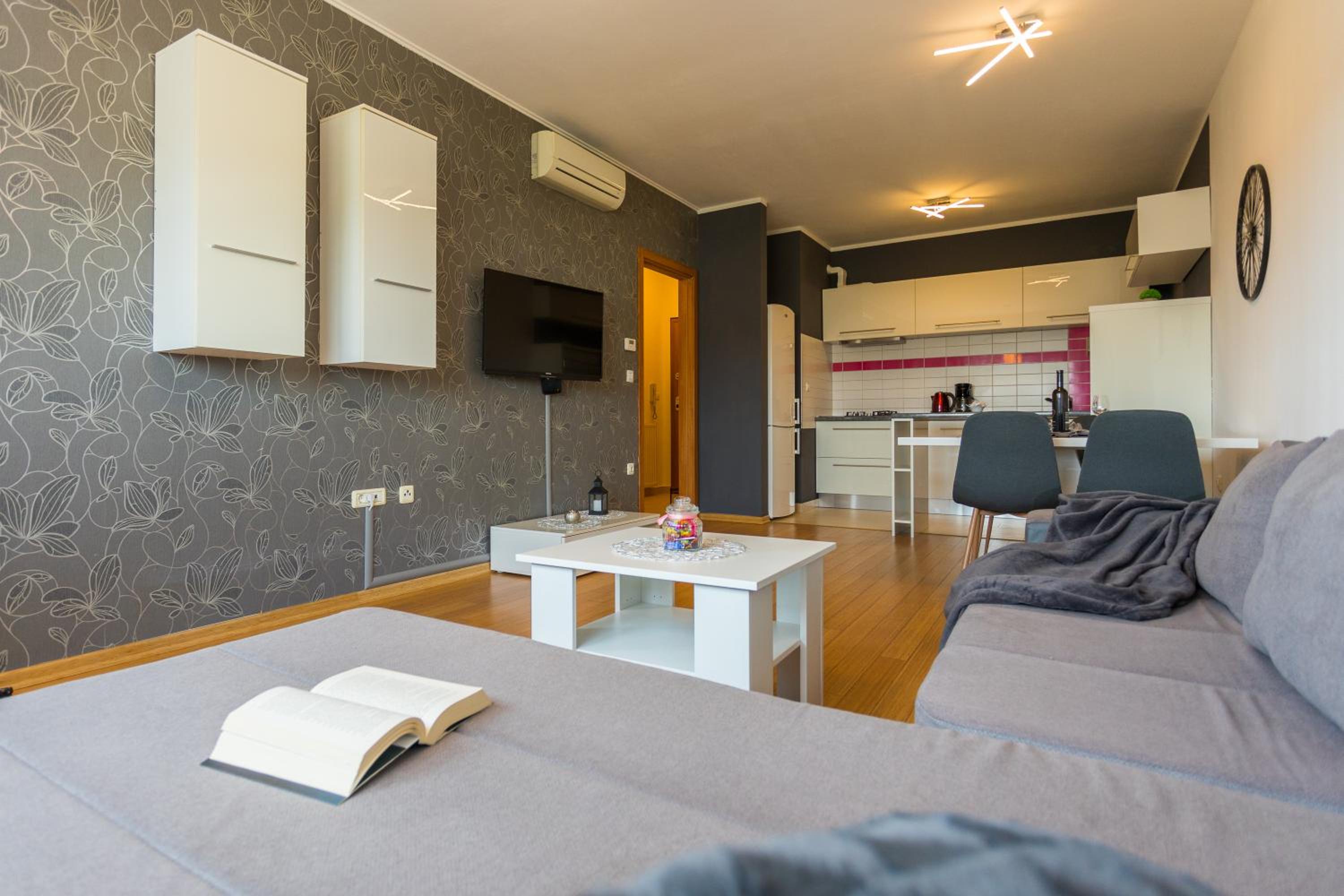 One-Bedroom Apartment - Photo 2