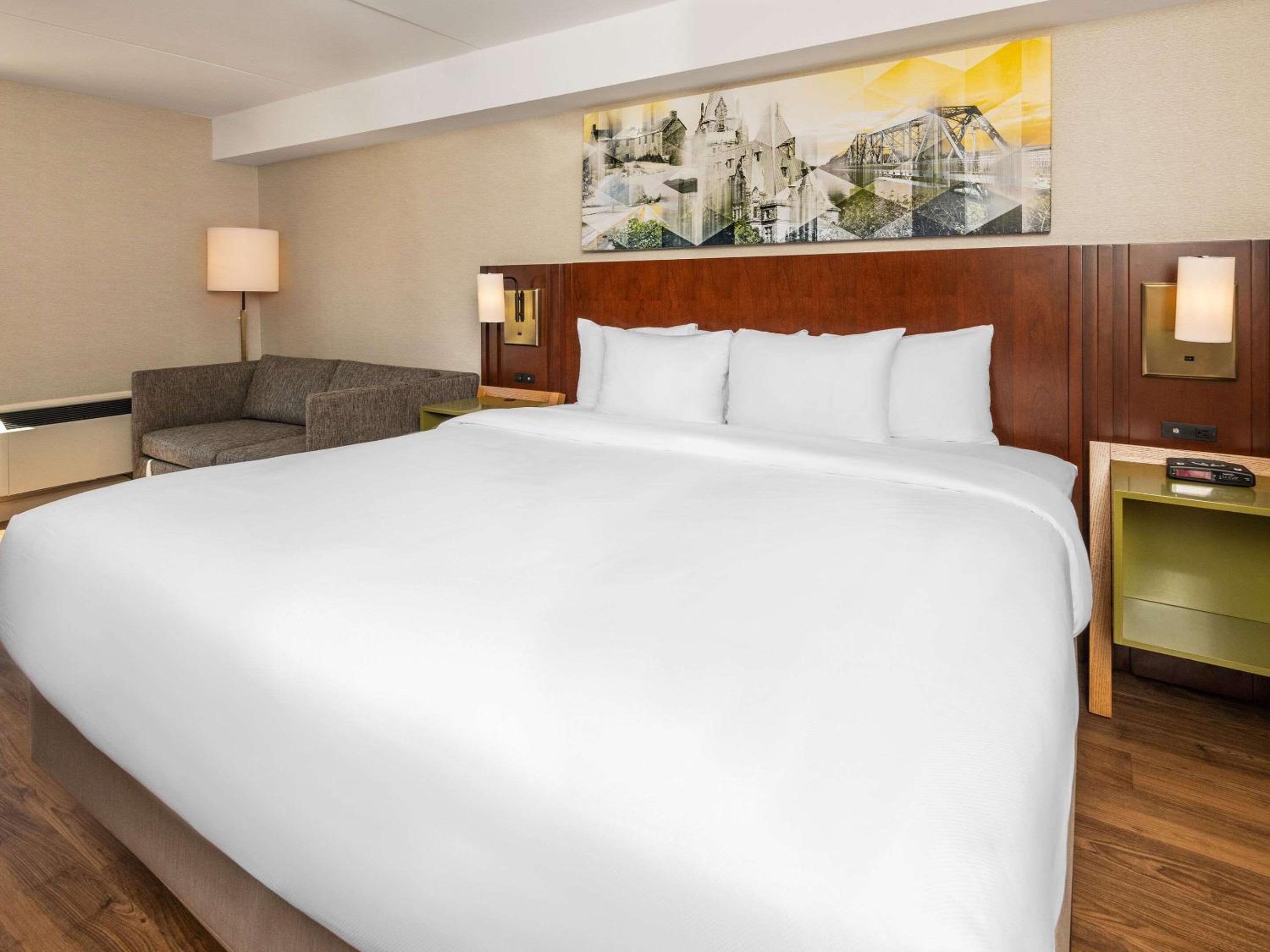 1 King Bed, Non-Smoking, Ground floor/Pet Friendly photo 1