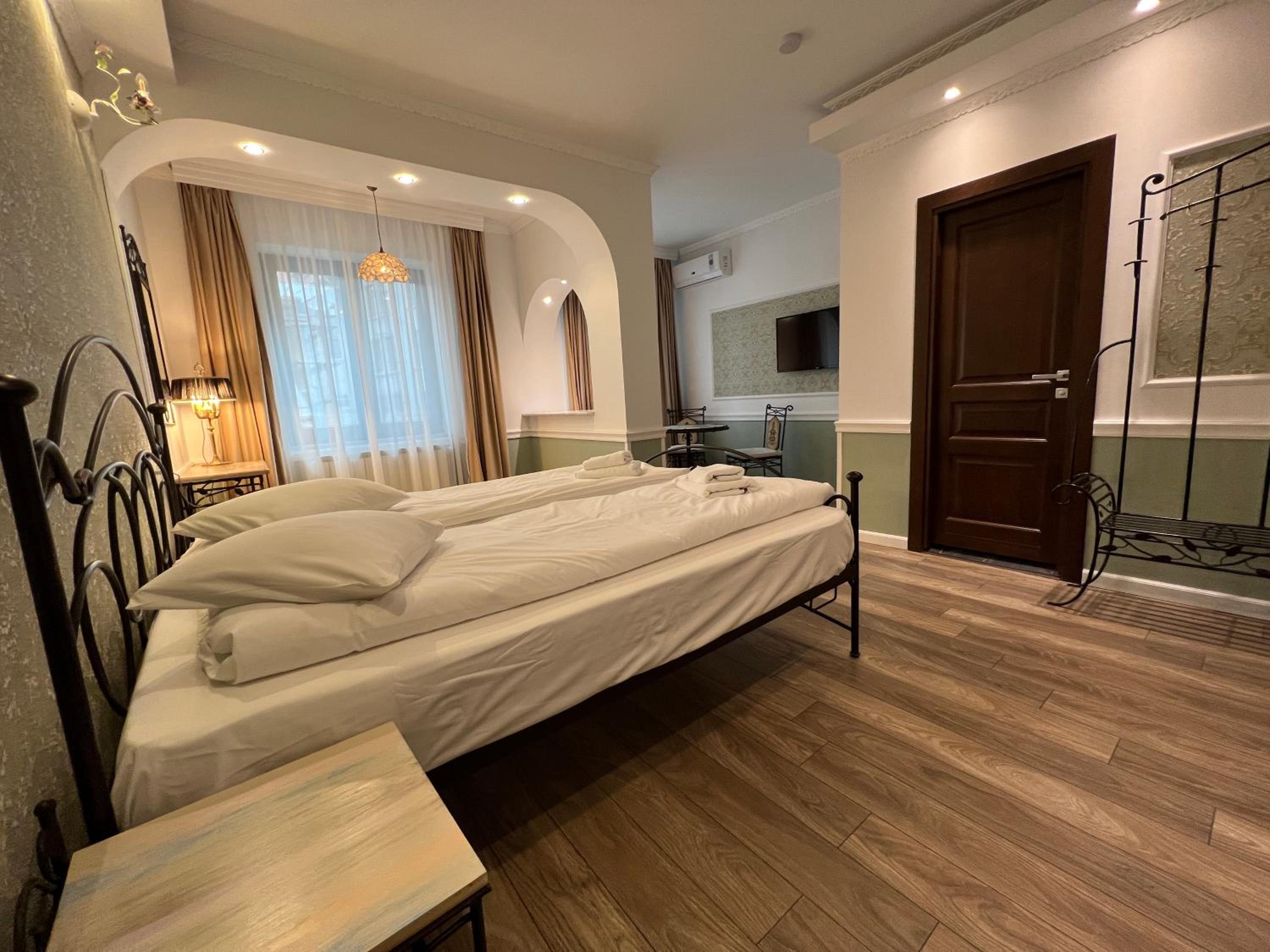 Deluxe Double Room - Photo 20