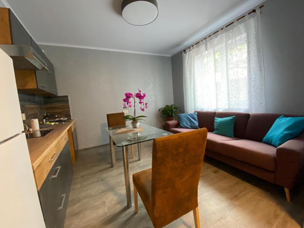 One-Bedroom Apartment - Photo 3