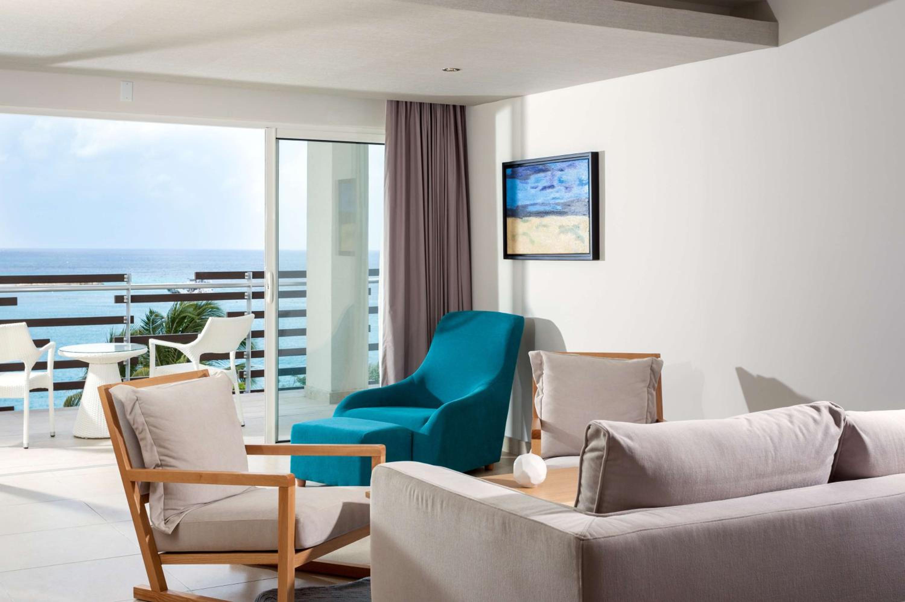 Deluxe Junior Suite thumbnail 5