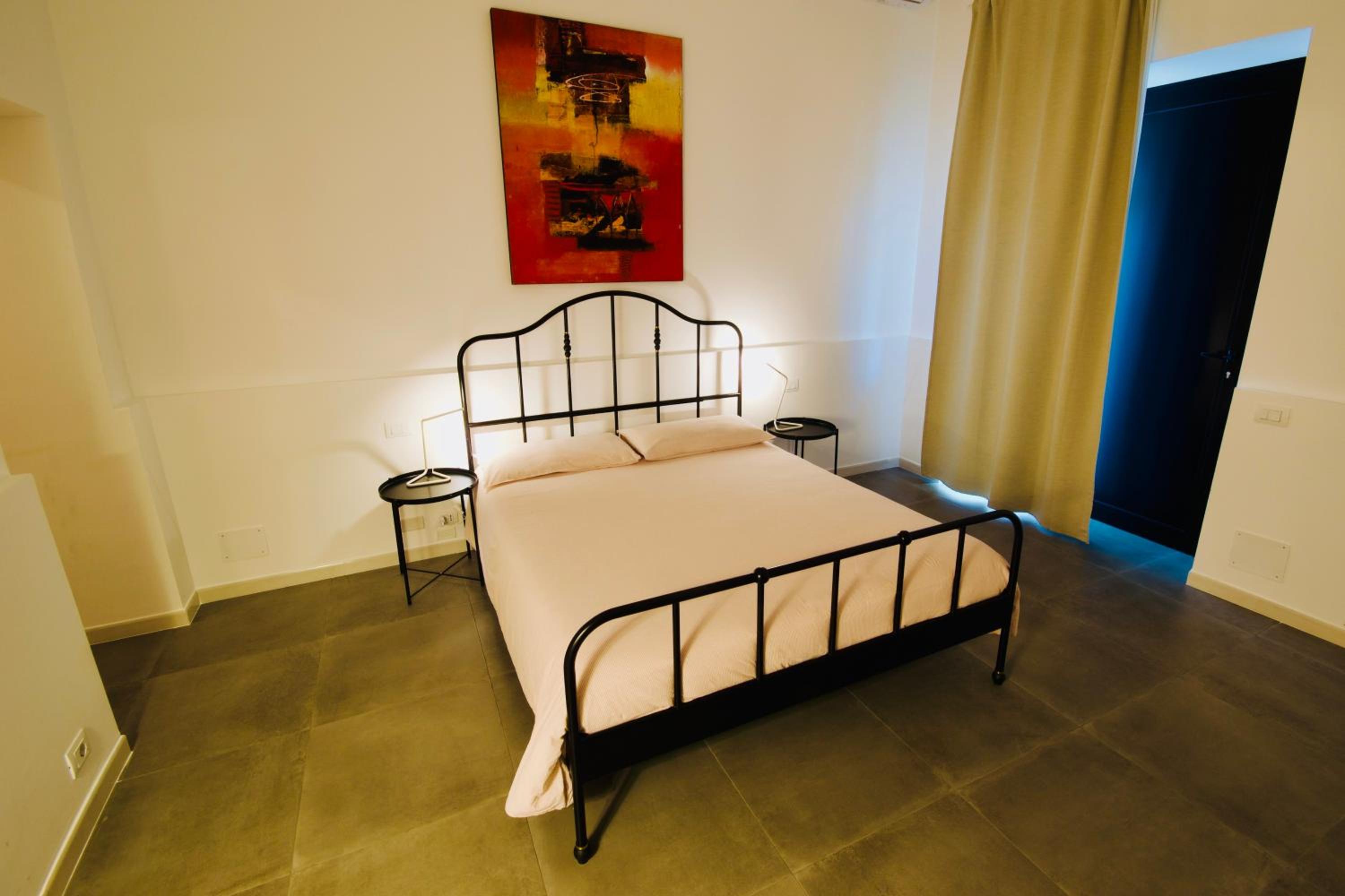 One-Bedroom Apartment - Photo 1