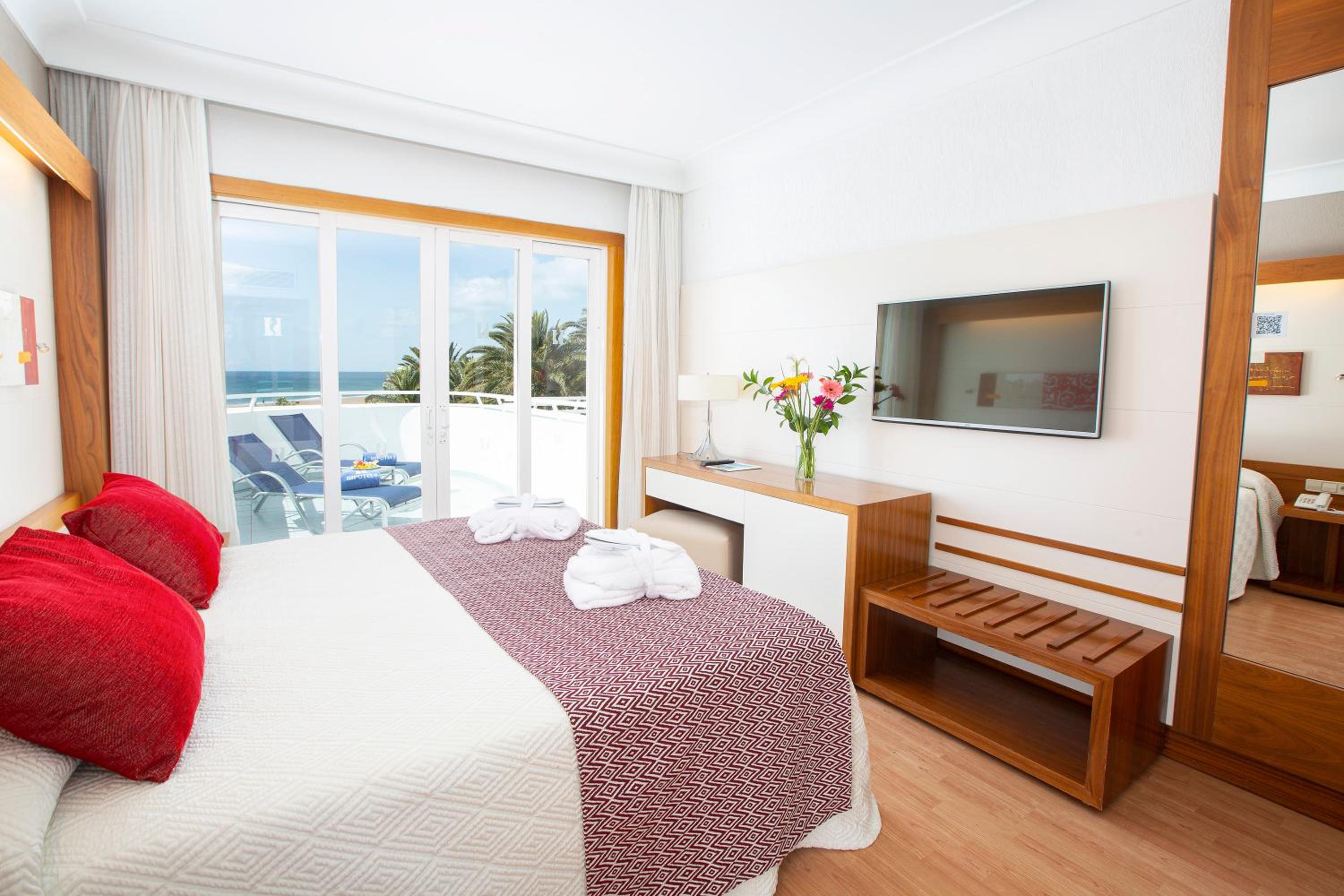 Junior Suite with Pool View - Photo 1