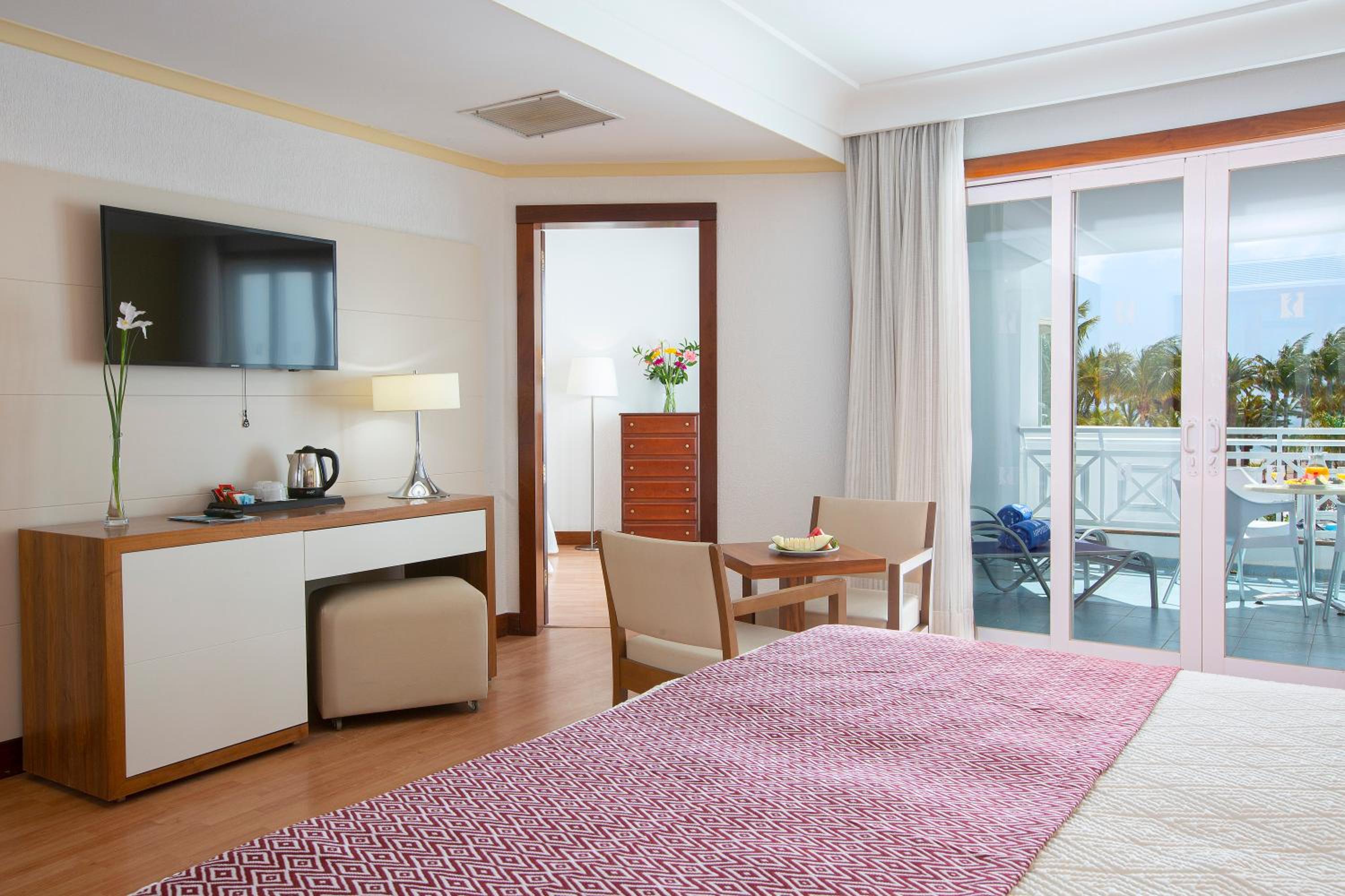 Junior Suite with Pool View - Photo 2