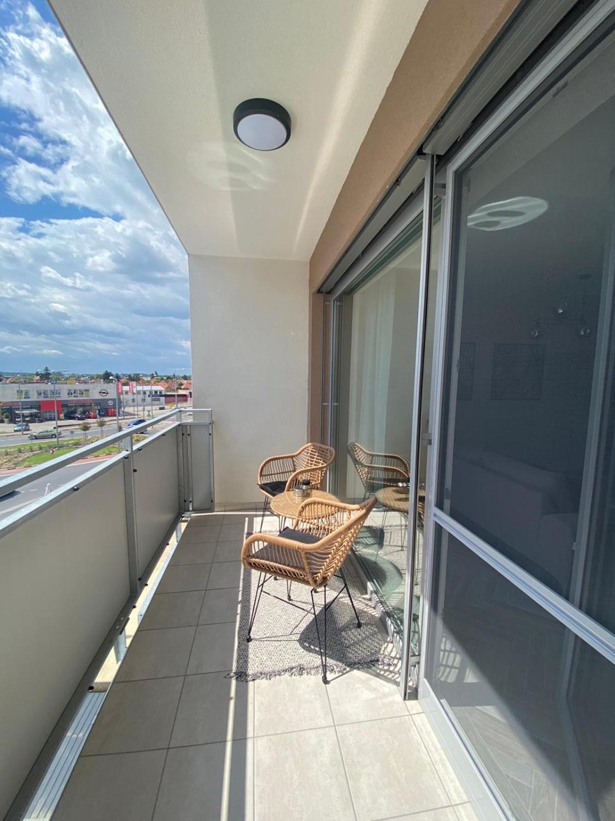 Apartment with Balcony - Photo 10