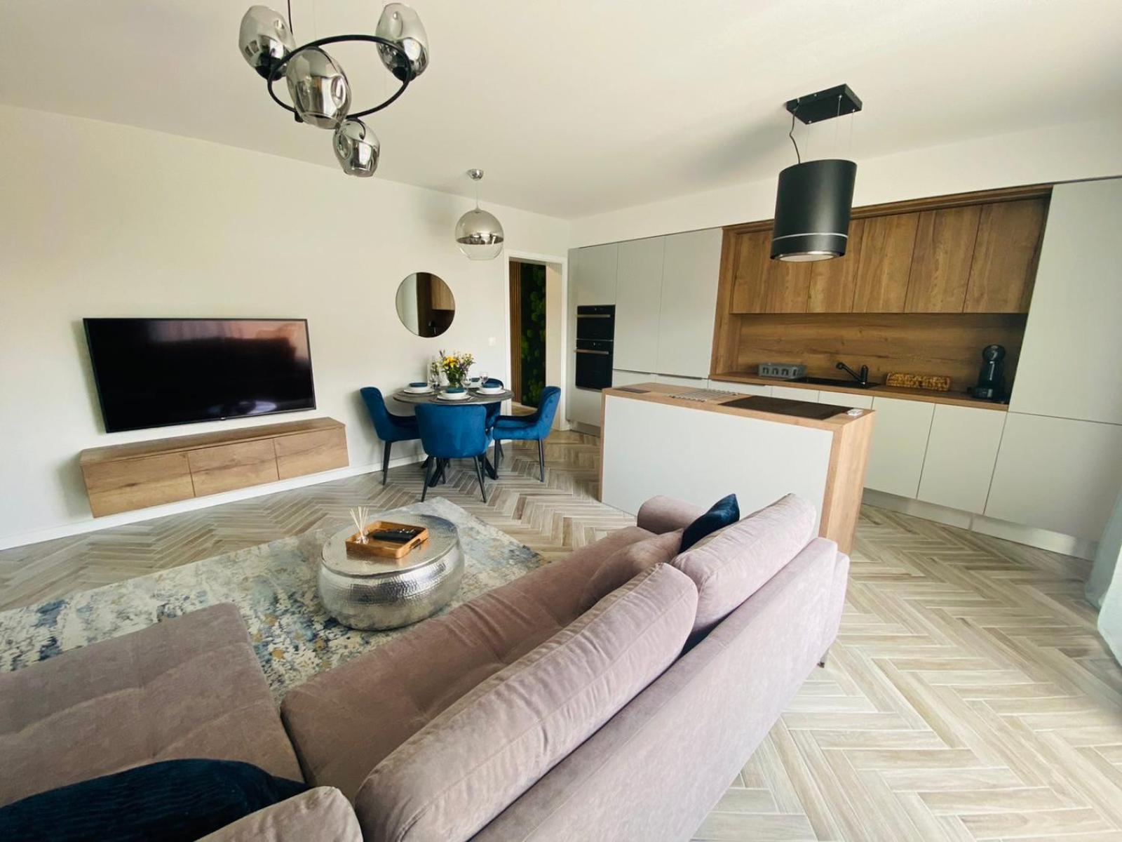 Apartment with Balcony - Photo 4