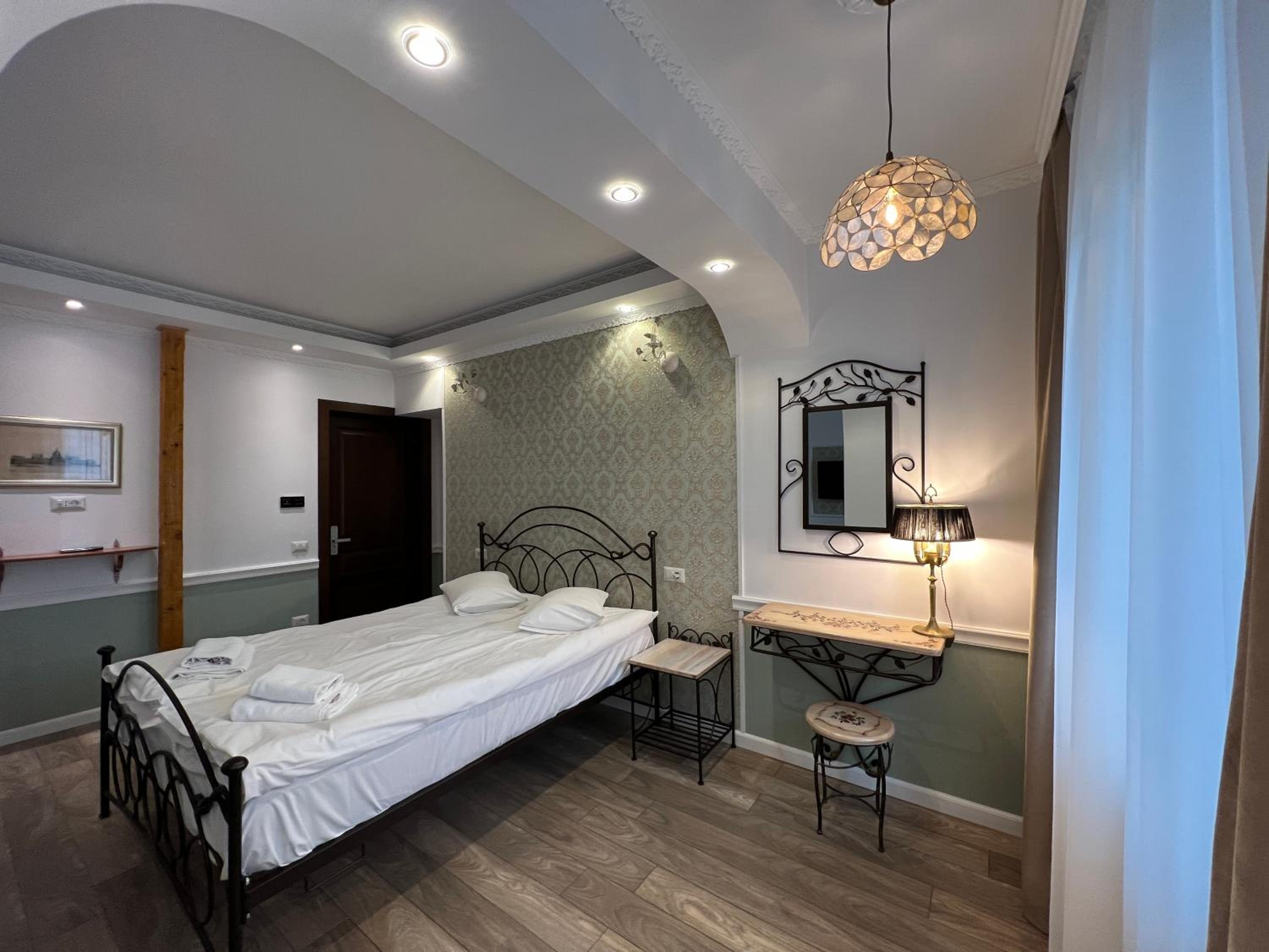 Deluxe Double Room - Photo 13